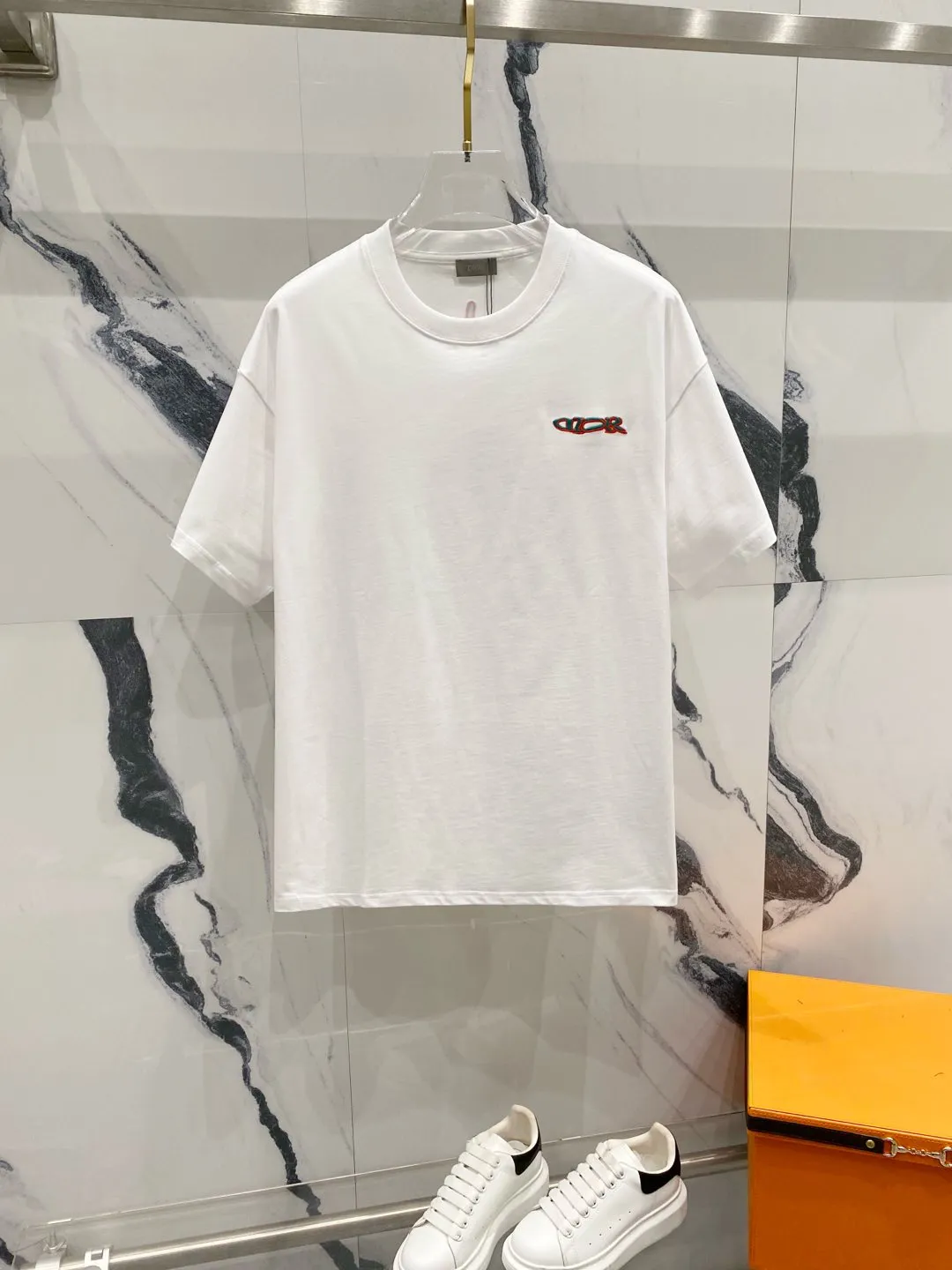 🅿️180 DIOR 260g round neck short-sleeved T-shirt, color block embroidery🪡letter LOGO design logo, official synchronization, high version, high quality, fashionable personality, versatile trend, pure original quality, original fabric, tag, collar label, washed wheat, complete three standards, color: black, white, red. Size: XS-L