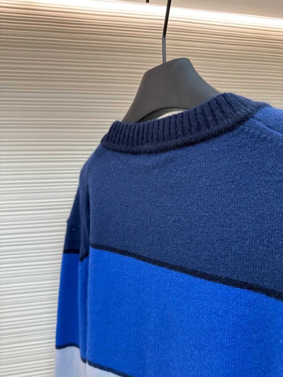 Dior Diamond patch color sweater ●Original version: Purchased and developed for 21000 ●Item number: 1680729-B00 ●Fabric: Wool blended fabric ●Technology: Washed embroidery production ●Version: Fitted version ●Weight: about 465 grams ●Size: S-M-L-XL ●Description: Custom-woven blue rhyme cashmere cotton blend, delicate and soft, crisp texture, comfortable and skin-friendly, using blue rhyme as the source of inspiration A variety of blue layers are exquisitely intertwined, just like a palette carefully prepared by a painter. Each touch of blue contains unique emotion and charm. The Dior Diamond patch is inlaid on the sweater. It outlines the classic logo of the Dior brand with simple and tense lines. Every strand of fiber contains luxury and nobility. An unparalleled visual feast. Unlocking a new fashion realm, it is made of jacquard tissue imported from Germany. Precisely control the arrangement and interweaving of yarns and carefully interweave on the loom. Forming a color-blocking silhouette, using imported machine embroidery technology, advanced computer control systems and precision mechanical components are used to achieve Dior patch embroidery operations with high precision, smooth and delicate lines, and the garment washing water is softened and deodorized using professional washing equipment and specific detergents to deeply clean and deodorize the clothes to improve the feel and appearance of the clothes. The overall wiring is straight and delicate, the fabric is comfortable and soft, and the color is consistent without color difference. It can be matched with the same style to create a fashionable look and control various occasions. Customized accessories, complete with three standards, same style for men and women!