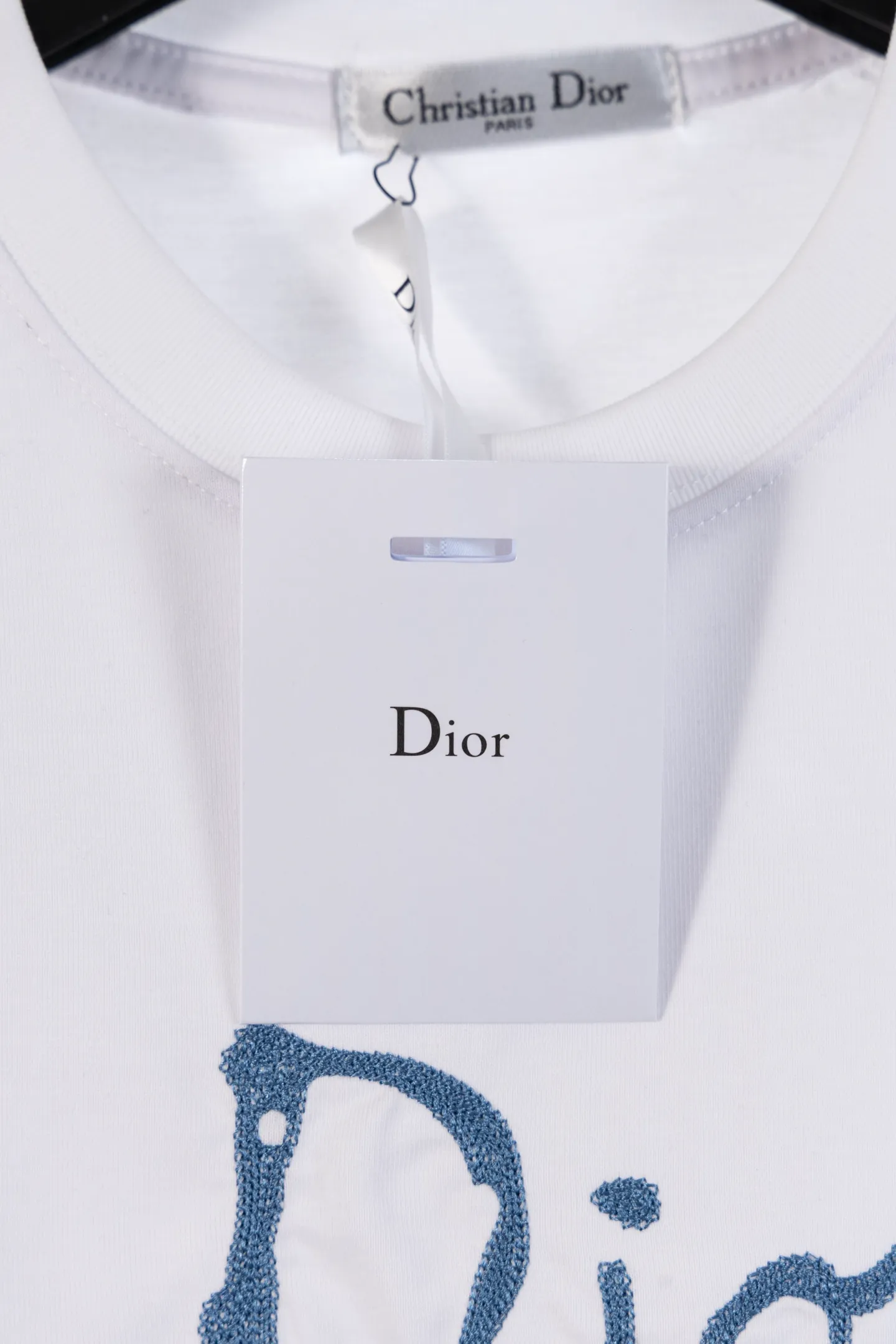🅿️180 version embroidery style number k8040 DIOR Dior embroidered letters‼ ️Short-sleeved T-shirt® is the same as the official website *Customized 280g cotton fabric, soft, skin-friendly and comfortable *CD letter logo embroidered on the front *A very simple and elegant one that is unparalleled in terms of upper body comfort, interpreting your luxury and taste, and creating your fashionable charm. ⚠️Washing method: It is recommended to dry clean or wrap the reverse side in a laundry bag and machine wash it quickly in cold water and let it dry naturally! ⚠️Same style for men and women 𝐂𝐎𝐋𝐎𝐔𝐑: white black 𝐒𝐈𝐙𝐄 XS S M L