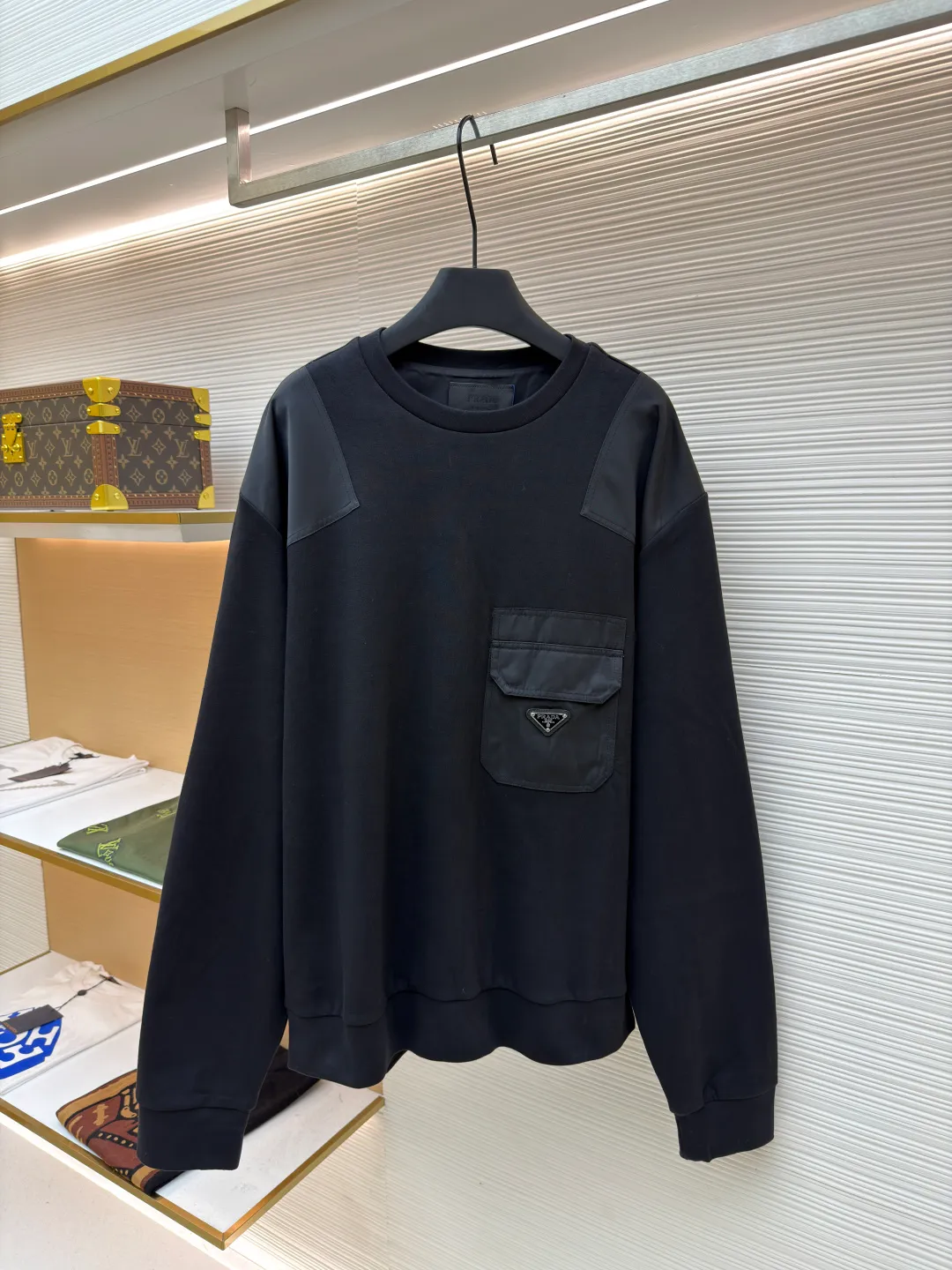 Prada triangle logo nylon sweatshirt ●Original version: Purchased and developed for 14100 ●Item number: 1680849-A45 ●Fabric: nylon woven fabric ●Technology: washed production ●Version: fitted version ●Weight: about 705 grams ●Size: S-M-L-XL ●Description: Customized 330 Clandy double-sided and nylon woven fabric, soft and delicate, comfortable and close to the skin, iconic enameled triangle metal logo embellishments on the front Integrated with Re-Nylon nylon fabric for sublimation, the drape created by nylon and the exquisite small pocket design highlight quality and style, revealing a flexible and relaxed beauty. It is a picture of walking in the city, weaving a symphony of dreams and reality. The imported special machine is used to position the "Prada triangle mark" with infrared rays for more accurate positioning. The strong-knot fabrics have been washed and have a better hand feel and texture. It is not easy to deform, not easy to shrink, not easy to fade, and maintains long-term beauty. The overall wiring is straight and delicate, the fabric is comfortable and soft, and the color is consistent without color difference. It can be matched with the same style to create a fashionable look and control various occasions. Customized accessories, complete with three standards, same style for men and women!