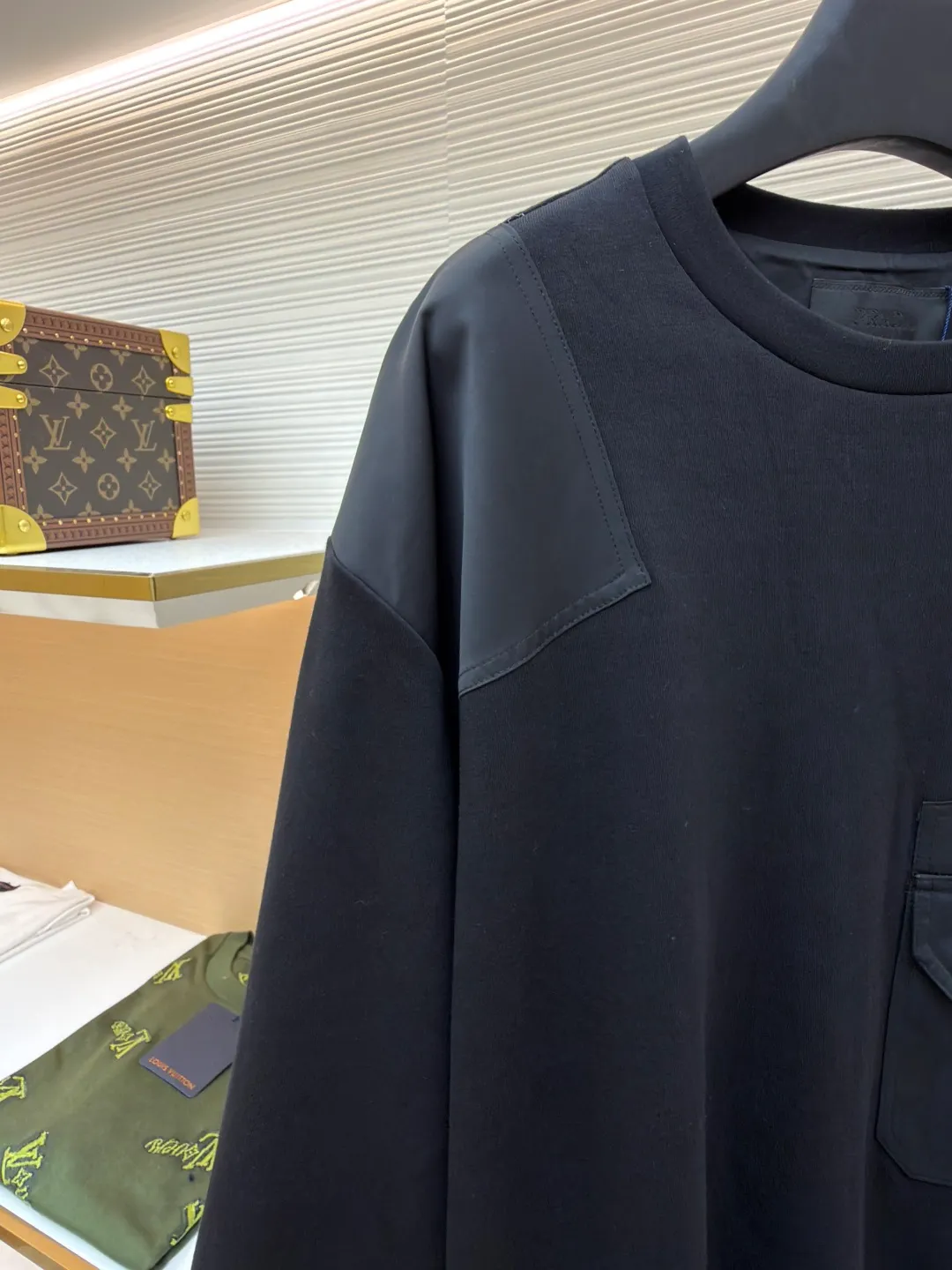 Prada triangle logo nylon sweatshirt ●Original version: Purchased and developed for 14100 ●Item number: 1680849-A45 ●Fabric: nylon woven fabric ●Technology: washed production ●Version: fitted version ●Weight: about 705 grams ●Size: S-M-L-XL ●Description: Customized 330 Clandy double-sided and nylon woven fabric, soft and delicate, comfortable and close to the skin, iconic enameled triangle metal logo embellishments on the front Integrated with Re-Nylon nylon fabric for sublimation, the drape created by nylon and the exquisite small pocket design highlight quality and style, revealing a flexible and relaxed beauty. It is a picture of walking in the city, weaving a symphony of dreams and reality. The imported special machine is used to position the "Prada triangle mark" with infrared rays for more accurate positioning. The strong-knot fabrics have been washed and have a better hand feel and texture. It is not easy to deform, not easy to shrink, not easy to fade, and maintains long-term beauty. The overall wiring is straight and delicate, the fabric is comfortable and soft, and the color is consistent without color difference. It can be matched with the same style to create a fashionable look and control various occasions. Customized accessories, complete with three standards, same style for men and women!