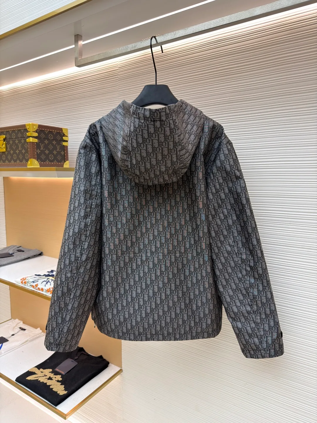 Dior Oblique full-width jacquard printed hooded jacket ●Original version: purchased and developed by 22785 ●Item number: 1681741-C45 ●Fabric: taffeta technical jacquard fabric ●Technology: printing production ●Color: gray ●Version: fitted version ●Weight: about 635 grams ●Size: S-M-L-XL ●Description: Carefully made of blue taffeta technical jacquard fabric, with front zipper closure, two flap pockets and two snap patch pockets, and a drawstring hood design for good protection. It is embellished with bee logo embroidery and can be matched with other Oblique printed items. The overall line is straight and delicate, the fabric is comfortable and soft, and the color is consistent without color difference. It can be matched with the same style to create a fashionable look and control various occasions. Customized accessories, complete with three labels, same style for men and women!