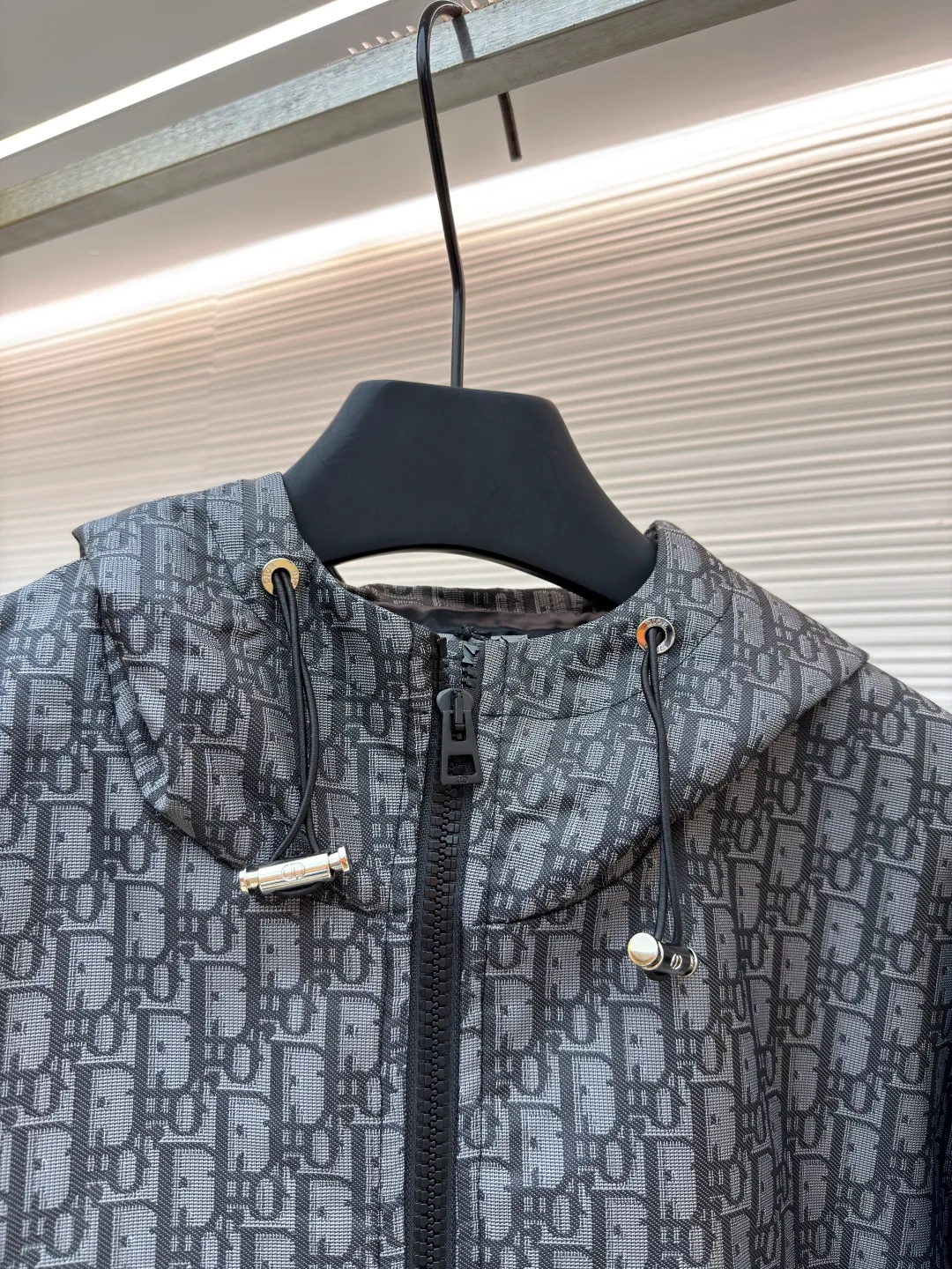 Dior Oblique full-width jacquard printed hooded jacket ●Original version: purchased and developed by 22785 ●Item number: 1681741-C45 ●Fabric: taffeta technical jacquard fabric ●Technology: printing production ●Color: gray ●Version: fitted version ●Weight: about 635 grams ●Size: S-M-L-XL ●Description: Carefully made of blue taffeta technical jacquard fabric, with front zipper closure, two flap pockets and two snap patch pockets, and a drawstring hood design for good protection. It is embellished with bee logo embroidery and can be matched with other Oblique printed items. The overall line is straight and delicate, the fabric is comfortable and soft, and the color is consistent without color difference. It can be matched with the same style to create a fashionable look and control various occasions. Customized accessories, complete with three labels, same style for men and women!
