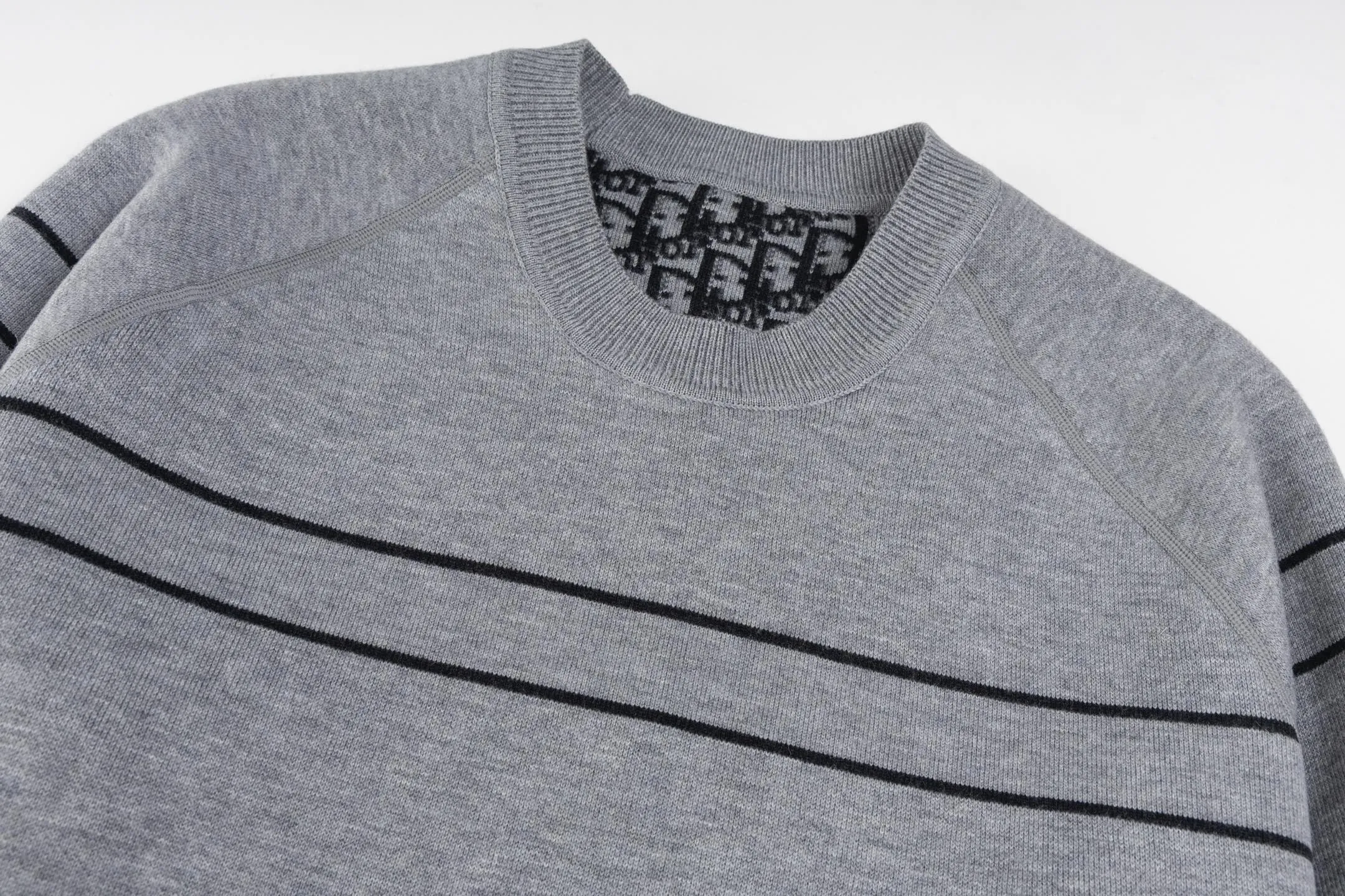 🅿️500 [Exclusive supply] CD 25FW presbyopic reversible cashmere crew neck sweater. The fabric is made of top-quality cashmere yarn. The new autumn and winter Oblique jacquard knitted cashmere sweater adopts a reversible design and is made of selected high-quality cashmere materials. After fine weaving process, it presents a soft and comfortable touch and excellent thermal insulation performance. The iconic Oblique jacquard pattern is perfectly presented through precision knitting technology. It can be worn on both sides, showing different style charms. The round neck design is simple and elegant, suitable for various matching occasions. Exquisite knitting technology ensures that the clothes are not easily deformed and remain crisp and long-lasting. The double-sided design concept reflects DIOR's perfect balance of practicality and fashion. Each sweater undergoes strict quality inspection to ensure that the quality meets the brand's consistently high standards. This knitted item combines warmth and style, making it an exquisite addition to your autumn and winter wardrobe. Size:S/M/L