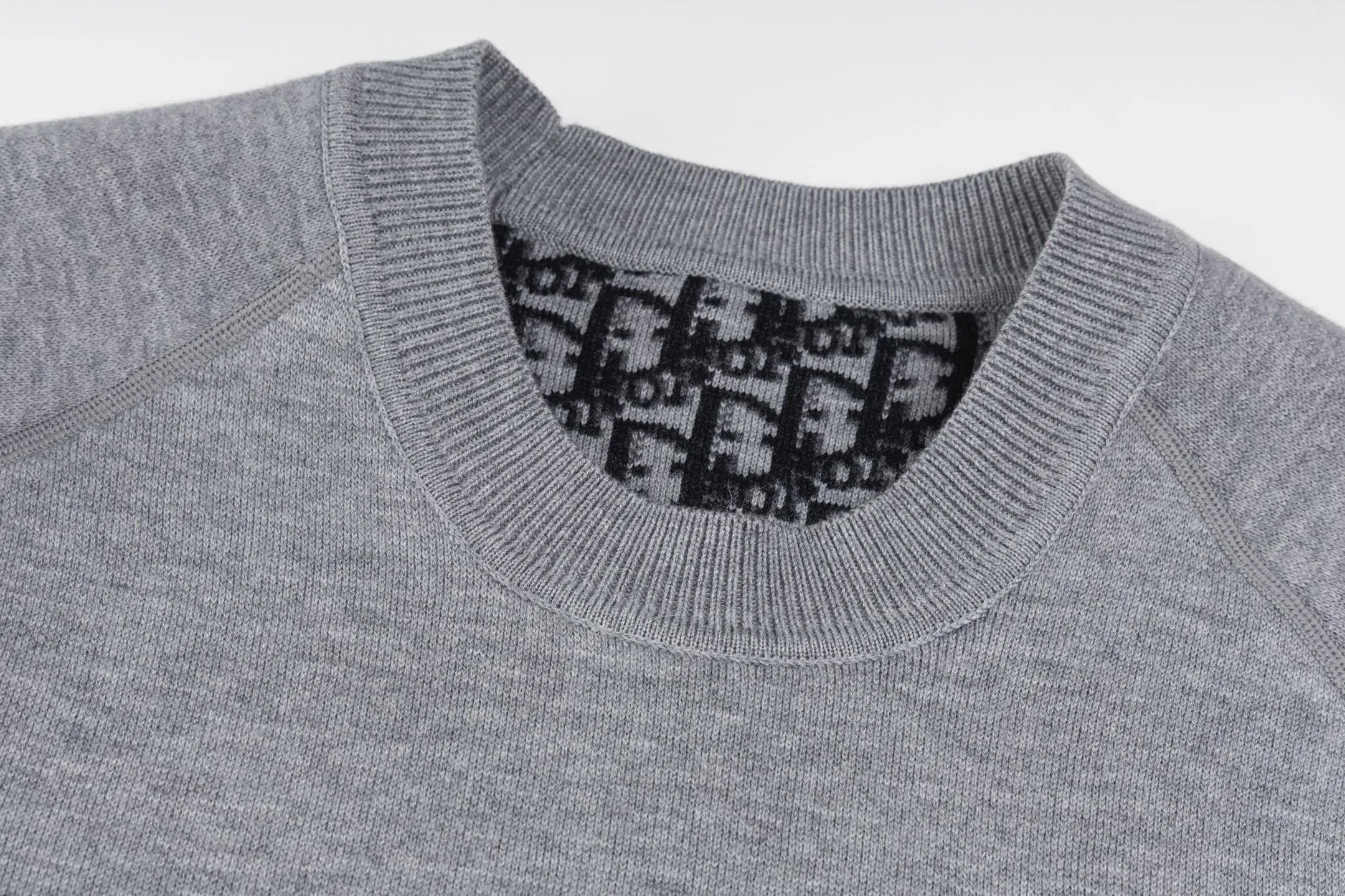🅿️500 [Exclusive supply] CD 25FW presbyopic reversible cashmere crew neck sweater. The fabric is made of top-quality cashmere yarn. The new autumn and winter Oblique jacquard knitted cashmere sweater adopts a reversible design and is made of selected high-quality cashmere materials. After fine weaving process, it presents a soft and comfortable touch and excellent thermal insulation performance. The iconic Oblique jacquard pattern is perfectly presented through precision knitting technology. It can be worn on both sides, showing different style charms. The round neck design is simple and elegant, suitable for various matching occasions. Exquisite knitting technology ensures that the clothes are not easily deformed and remain crisp and long-lasting. The double-sided design concept reflects DIOR's perfect balance of practicality and fashion. Each sweater undergoes strict quality inspection to ensure that the quality meets the brand's consistently high standards. This knitted item combines warmth and style, making it an exquisite addition to your autumn and winter wardrobe. Size:S/M/L