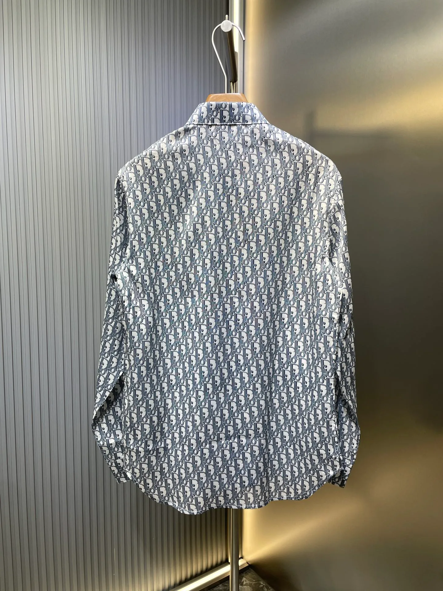 🅿️500 Dior Oblique 🌟【Top Replica】Full-printed shirts are made of custom-made polyester premium Huayun shirt material. It is refreshing and delicate, comfortable and close to the skin. The whole body is decorated with Oblique printing of the same tone and blends with the shirt. It is like nature. It flows on the skirt like art. It shows the noble temperament of the brand. It interprets fashion with color and highlights personality with taste. Process 1: Digital printing technology. Use digital pattern design. The pattern is directly printed on the fabric through an inkjet printer to achieve full-print Dior Oblique operation. The transition is natural and the pattern is clear. Process 2: A high-temperature drying machine is used for the ironing positions. High temperature and pressure are applied to the fabric through the synergy of the heating plate and the pressure roller to make the surface of the fabric smooth and crisp. It is wear-resistant and washable (specialized for export assembly line shirt factories, first-line brand quality). Process 3: The fabrics are sand-washed, with better hand feel and texture. Not easy to deform, not easy to shrink, not easy to fade. Maintain long-term beauty Accessories: Customized 1:1 Dior buttons Customized 1:1 Dior trademark Version: Loose version Size: 39 40 41 42 Style number: MM028-B30