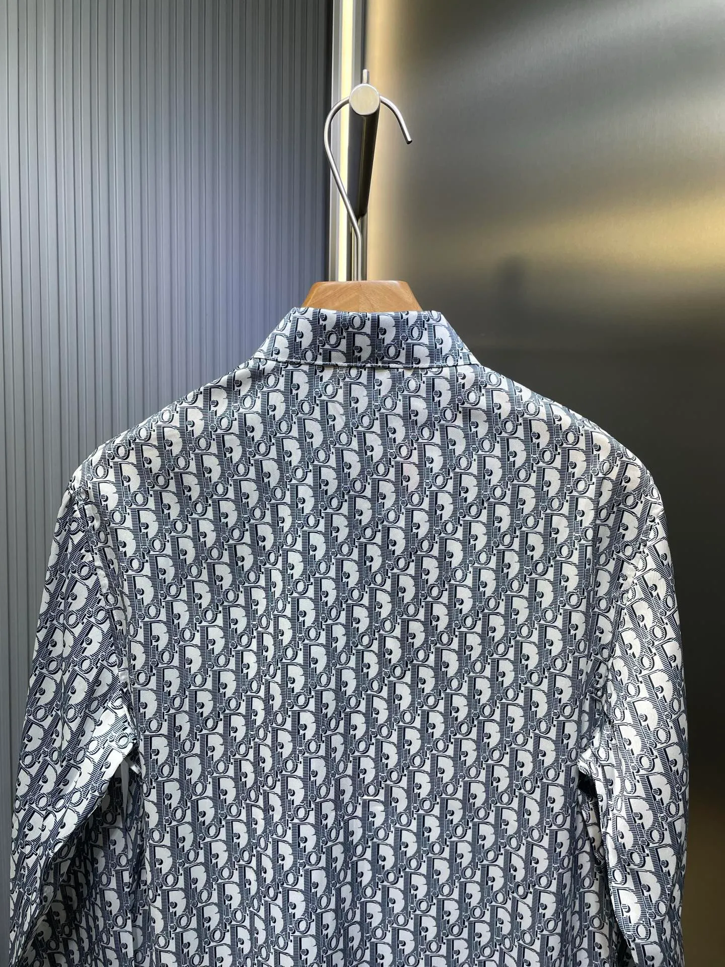 🅿️500 Dior Oblique 🌟【Top Replica】Full-printed shirts are made of custom-made polyester premium Huayun shirt material. It is refreshing and delicate, comfortable and close to the skin. The whole body is decorated with Oblique printing of the same tone and blends with the shirt. It is like nature. It flows on the skirt like art. It shows the noble temperament of the brand. It interprets fashion with color and highlights personality with taste. Process 1: Digital printing technology. Use digital pattern design. The pattern is directly printed on the fabric through an inkjet printer to achieve full-print Dior Oblique operation. The transition is natural and the pattern is clear. Process 2: A high-temperature drying machine is used for the ironing positions. High temperature and pressure are applied to the fabric through the synergy of the heating plate and the pressure roller to make the surface of the fabric smooth and crisp. It is wear-resistant and washable (specialized for export assembly line shirt factories, first-line brand quality). Process 3: The fabrics are sand-washed, with better hand feel and texture. Not easy to deform, not easy to shrink, not easy to fade. Maintain long-term beauty Accessories: Customized 1:1 Dior buttons Customized 1:1 Dior trademark Version: Loose version Size: 39 40 41 42 Style number: MM028-B30