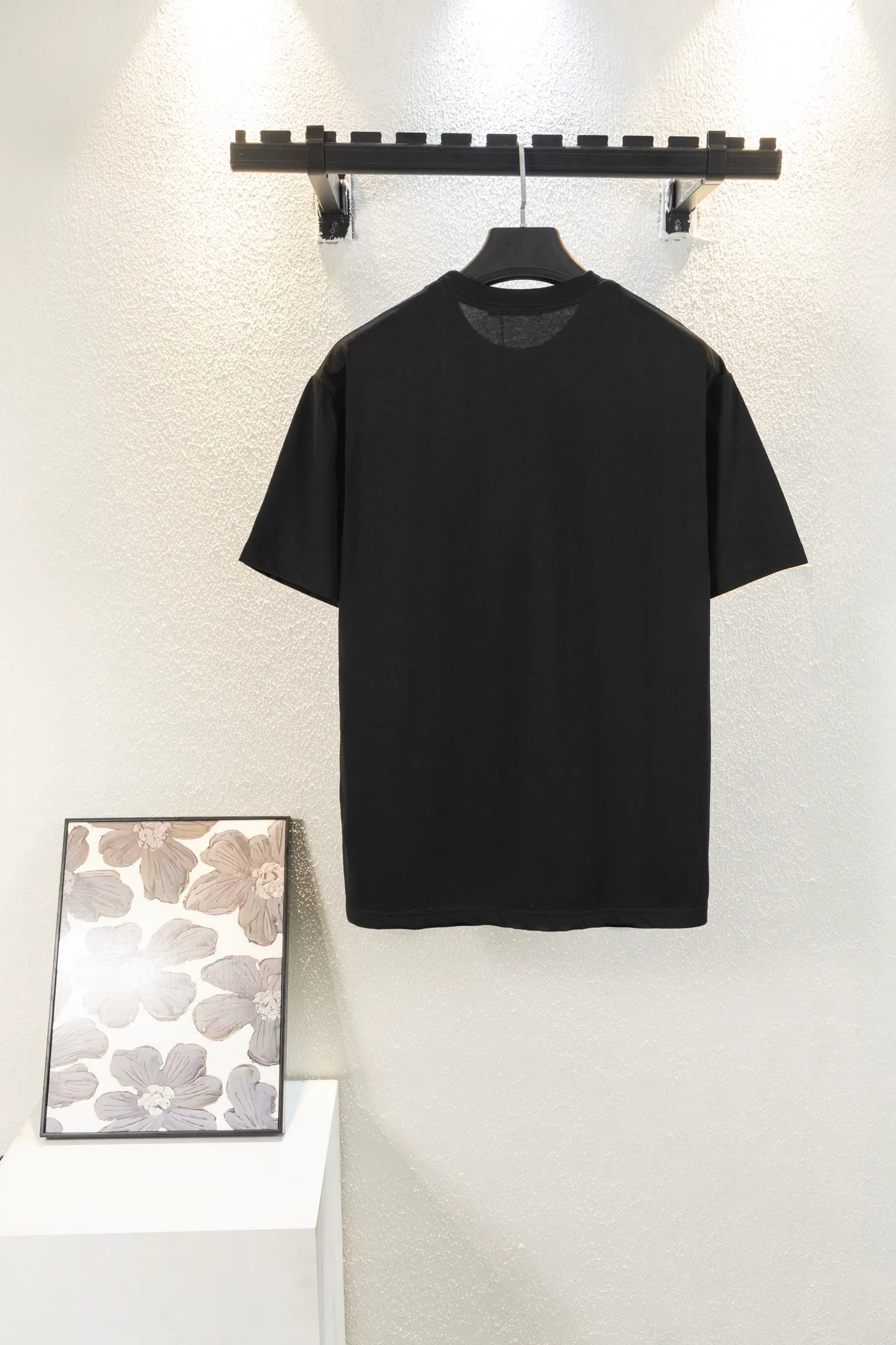 🅿️180 version embroidery style number K8040 DIOR Dior embroidered letters‼ ️Short-sleeved T-shirt® is the same as the official website *Customized 280g cotton fabric, soft, skin-friendly and comfortable *CD letter logo embroidered on the front *A very simple and elegant one that is unparalleled in terms of upper body comfort, interpreting your luxury and taste, and creating your fashionable charm. ⚠️Washing method: It is recommended to dry clean or wrap the reverse side in a laundry bag and machine wash it quickly in cold water and let it dry naturally! ⚠️Same style for men and women 𝐂𝐎𝐋𝐎𝐔𝐑: white black 𝐒𝐈𝐙𝐄 XS S M L