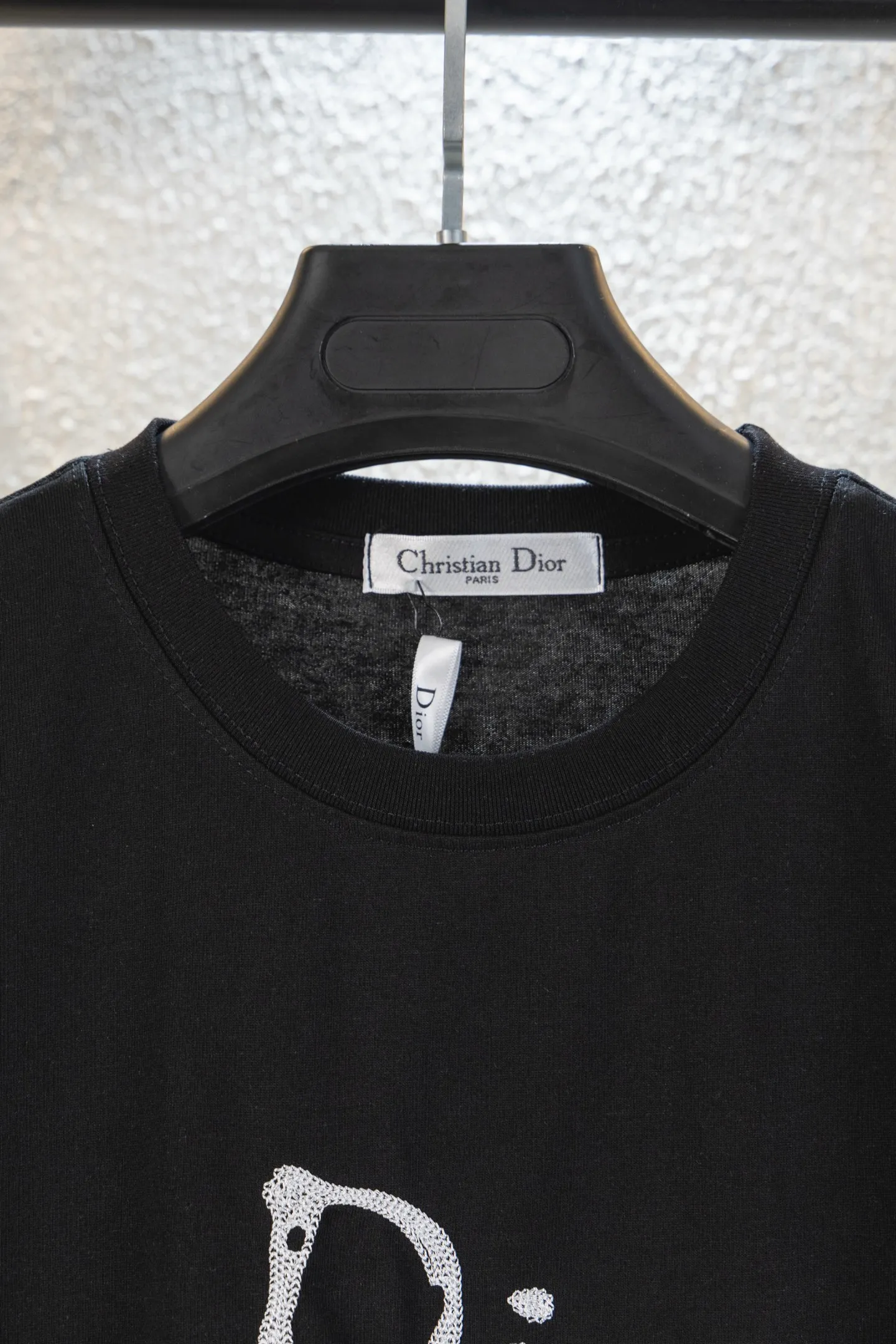 🅿️180 version embroidery style number K8040 DIOR Dior embroidered letters‼ ️Short-sleeved T-shirt® is the same as the official website *Customized 280g cotton fabric, soft, skin-friendly and comfortable *CD letter logo embroidered on the front *A very simple and elegant one that is unparalleled in terms of upper body comfort, interpreting your luxury and taste, and creating your fashionable charm. ⚠️Washing method: It is recommended to dry clean or wrap the reverse side in a laundry bag and machine wash it quickly in cold water and let it dry naturally! ⚠️Same style for men and women 𝐂𝐎𝐋𝐎𝐔𝐑: white black 𝐒𝐈𝐙𝐄 XS S M L