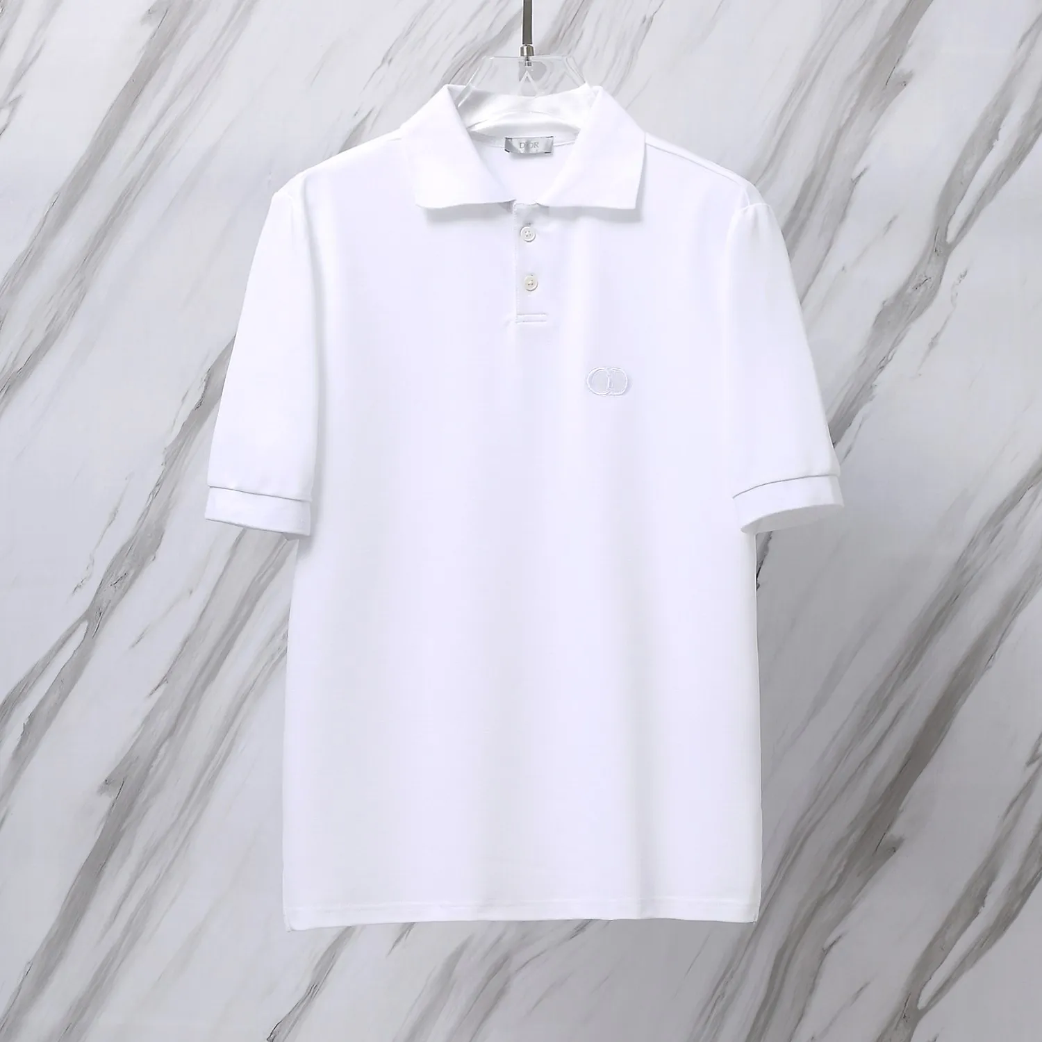 🅿️190 Item No. D42 (Dior CD letter embroidered logo classic POLO shirt) Dior Dior 24ss new CD letter embroidered logo lapel Polo shirt short-sleeved T-shirt. The counter restores the top-quality replicas for men and women. The own factory style is very good, business commuting, classic POLO lapel design, classic small logo embroidery design on the chest highlights personality, making the entire line smoother, the most classic evergreen small logo design Exquisite embroidered logo design on the chest, pure cotton texture that is skin-friendly and comfortable. Suitable for both business and leisure. The piqué cotton fabric is more breathable and dry than ordinary knitted fabrics. 3D three-dimensional tailoring technology, the upper body is three-dimensional. The embroidery on the chest is full of details, and the embroidery with thousands of needles is three-dimensional and full. It is made of 240 grams of pure cotton piqué fabric and customized buttons. Top quality product. Color: White Size: S/M/L/XL