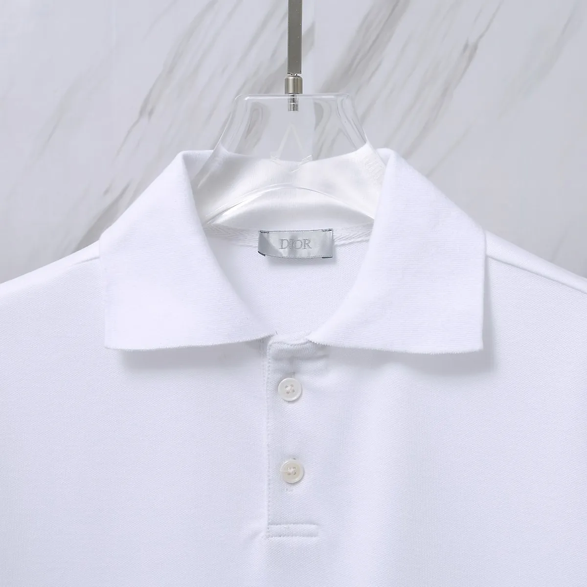 🅿️190 Item No. D42 (Dior CD letter embroidered logo classic POLO shirt) Dior Dior 24ss new CD letter embroidered logo lapel Polo shirt short-sleeved T-shirt. The counter restores the top-quality replicas for men and women. The own factory style is very good, business commuting, classic POLO lapel design, classic small logo embroidery design on the chest highlights personality, making the entire line smoother, the most classic evergreen small logo design Exquisite embroidered logo design on the chest, pure cotton texture that is skin-friendly and comfortable. Suitable for both business and leisure. The piqué cotton fabric is more breathable and dry than ordinary knitted fabrics. 3D three-dimensional tailoring technology, the upper body is three-dimensional. The embroidery on the chest is full of details, and the embroidery with thousands of needles is three-dimensional and full. It is made of 240 grams of pure cotton piqué fabric and customized buttons. Top quality product. Color: White Size: S/M/L/XL
