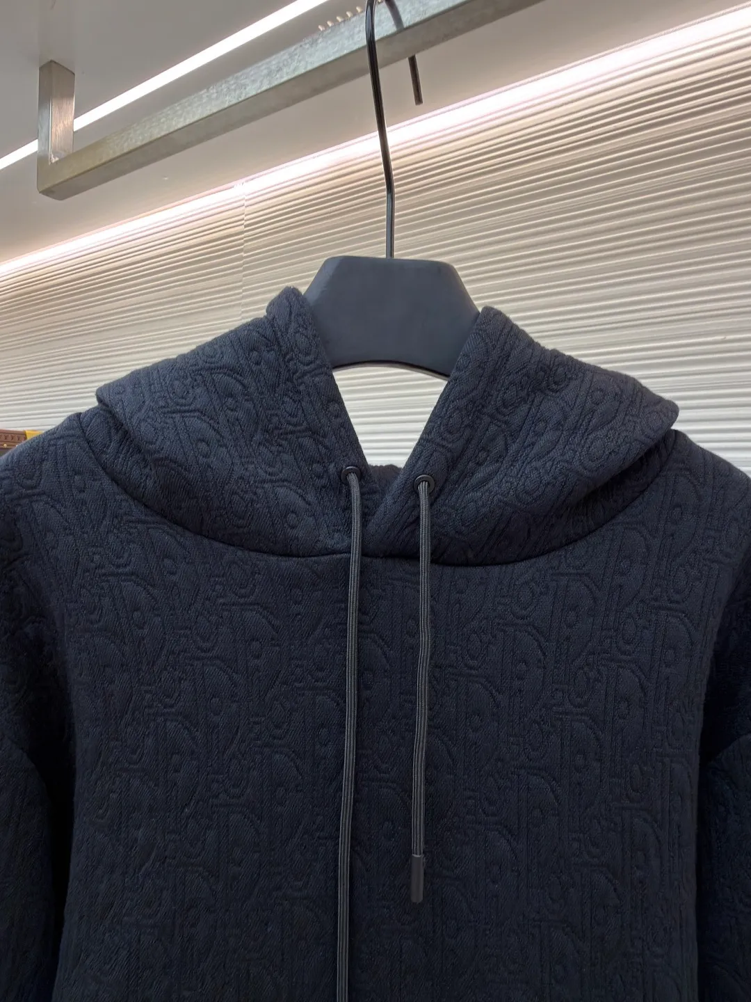 Dior full-width CD jacquard sweatshirt ●Original version: Purchased and developed for 19,000 ●Item number: 1681532-B05 ●Fabric: 100% cotton ●Technology: jacquard production ●Color: black ●Version: Fitted version ●Weight: about 825 grams ●Size: The fabric is precision woven to have both a stiff and soft texture, a delicate surface and is not prone to pilling. The hooded design is equipped with a drawstring, and the tightness can be adjusted freely to enhance practicality and style. The kangaroo pocket on the chest is convenient for storing small items while adding a casual touch. The cuffs and hem are ribbed, which has good elasticity, fits the body shape, and is windproof and warm. The overall cut of the body is smooth and the lines are simple and elegant, making it suitable for daily wear and various occasions. From material selection to production, every process is strictly controlled to ensure quality and comfort, and to present high-end fashionable texture and style. The overall wiring is straight and delicate, the fabric is comfortable and soft, and the color is consistent without color difference. It can be matched with the same style to create a fashionable look and control various occasions. Customized accessories, complete with three standards, same style for men and women!