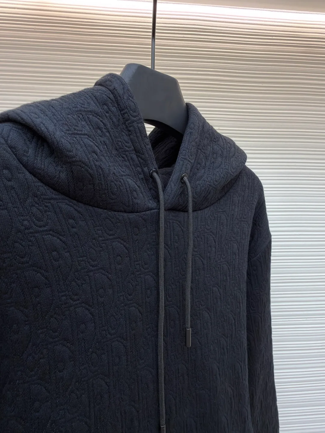 Dior full-width CD jacquard sweatshirt ●Original version: Purchased and developed for 19,000 ●Item number: 1681532-B05 ●Fabric: 100% cotton ●Technology: jacquard production ●Color: black ●Version: Fitted version ●Weight: about 825 grams ●Size: The fabric is precision woven to have both a stiff and soft texture, a delicate surface and is not prone to pilling. The hooded design is equipped with a drawstring, and the tightness can be adjusted freely to enhance practicality and style. The kangaroo pocket on the chest is convenient for storing small items while adding a casual touch. The cuffs and hem are ribbed, which has good elasticity, fits the body shape, and is windproof and warm. The overall cut of the body is smooth and the lines are simple and elegant, making it suitable for daily wear and various occasions. From material selection to production, every process is strictly controlled to ensure quality and comfort, and to present high-end fashionable texture and style. The overall wiring is straight and delicate, the fabric is comfortable and soft, and the color is consistent without color difference. It can be matched with the same style to create a fashionable look and control various occasions. Customized accessories, complete with three standards, same style for men and women!