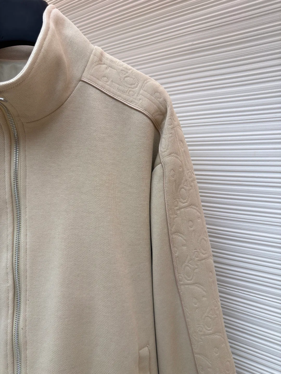Dior Jersey Oblique Print Stand Collar Long Sleeve Jacket ●Original: Purchased and developed by 21762 ●Item No.: 1682095-B75 ●Material: knitted fabric ●Technology: Printing ●Color: Khaki ●Version: Fitted version ●Weight: approximately 915 grams ●Size: S-M-L-XL ●Description: This Oblique print sports jacket cleverly combines sports style with elegance. Crafted from navy cotton-blend jersey, it features Oblique-print panels on the sleeves and welted side pockets. Wear with trousers from the collection. Sleeves decorated with Oblique print panels. Stand collar. Two-way zip fastening with Dior signature zip pull. Ribbed cuffs and hem. Body: 38% cotton, 32% polyester, 30% nylon. Lining: 51% cotton, 49% viscose. The overall wiring is straight and delicate, the fabric is comfortable and soft, and the color is consistent without color difference. It can be matched with the same style to create a fashionable look and control various occasions. Customized accessories, complete with three standards, same style for men and women!