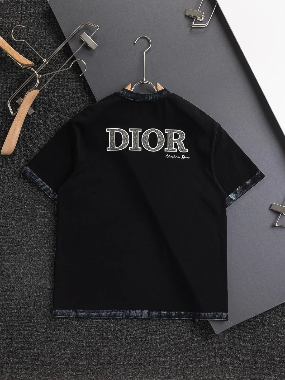 🅿️210 Dior Dior dior micro wide version CD micro wide version S-Xl 26ss will always be unbeatable, classic style, permanent boutique, timeless classic washed style at the counter, front and rear snake pattern CD letter logo🪡 embroidery, neckline, sleeve hem, washed heavy craftsmanship logo pattern, heavy craftsmanship, same style for men and women, short-sleeved T-shirt, cotton blended terry jersey fabric, original development This is from the 2025 beachwear limited series. The full-logo jacquard towel highlights the classic Obliave flower. It is matched with an S-shaped round neck and topstitching. It is unique. The whole body is decorated with obliqve jacquard. The ribbed round neck is matched with V-shaped topstitching. Customized accessories. The whole body is customized and developed according to the Y-panel... Complete with three standards, it can control various styles and pay tribute to Dior's historic year! Coupled with the blessing of full-flower cotton material, both the upper body comfort and the existence are unparalleled. It can be said to be a must-have companion in summer. The excellent breathability and comfortable wearing feeling are unparalleled~ Recommended! ! Same style for men and women! Color: Black White Size: S-XL Size chart: S: Shoulder width 55-Bust 56-Length 71.5 M: Shoulder width 56.5-Bust 58-Length 73 L: Shoulder width 58-Bust 60-Length 74.5 XL: Shoulder width 59.5-Bust 62-Length 76