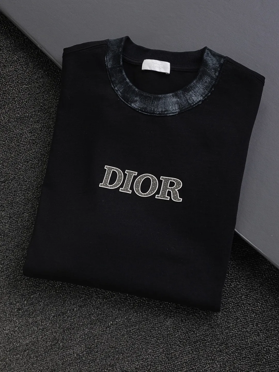 🅿️210 Dior Dior dior micro wide version CD micro wide version S-Xl 26ss will always be unbeatable, classic style, permanent boutique, timeless classic washed style at the counter, front and rear snake pattern CD letter logo🪡 embroidery, neckline, sleeve hem, washed heavy craftsmanship logo pattern, heavy craftsmanship, same style for men and women, short-sleeved T-shirt, cotton blended terry jersey fabric, original development This is from the 2025 beachwear limited series. The full-logo jacquard towel highlights the classic Obliave flower. It is matched with an S-shaped round neck and topstitching. It is unique. The whole body is decorated with obliqve jacquard. The ribbed round neck is matched with V-shaped topstitching. Customized accessories. The whole body is customized and developed according to the Y-panel... Complete with three standards, it can control various styles and pay tribute to Dior's historic year! Coupled with the blessing of full-flower cotton material, both the upper body comfort and the existence are unparalleled. It can be said to be a must-have companion in summer. The excellent breathability and comfortable wearing feeling are unparalleled~ Recommended! ! Same style for men and women! Color: Black White Size: S-XL Size chart: S: Shoulder width 55-Bust 56-Length 71.5 M: Shoulder width 56.5-Bust 58-Length 73 L: Shoulder width 58-Bust 60-Length 74.5 XL: Shoulder width 59.5-Bust 62-Length 76