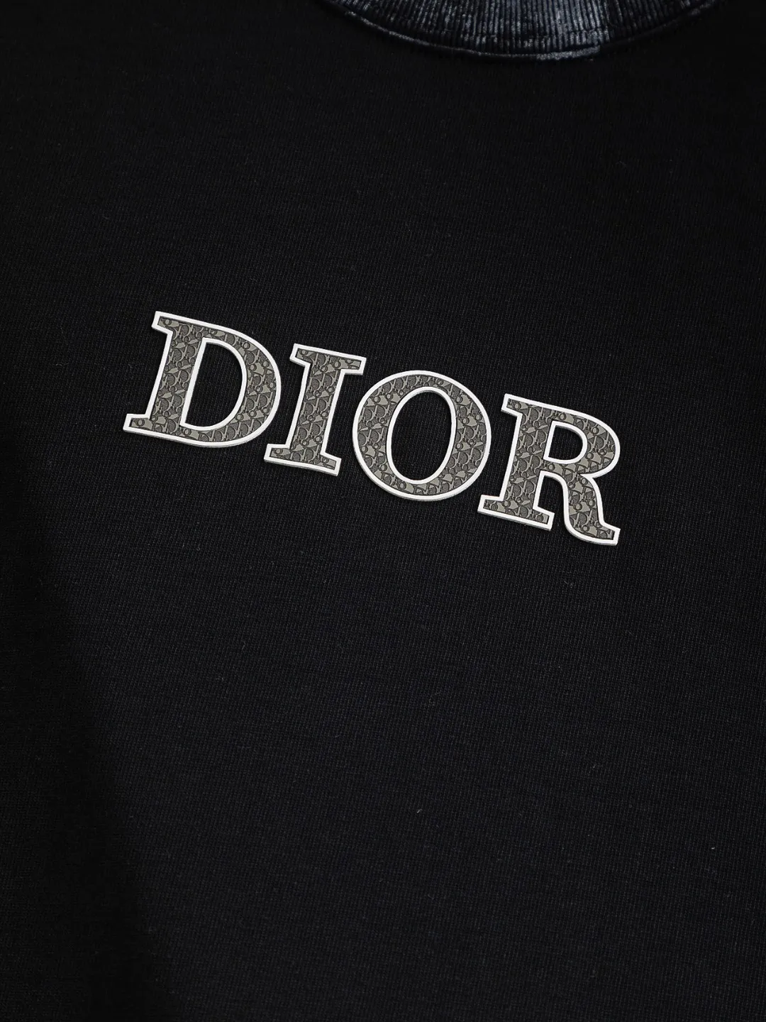 🅿️210 Dior Dior dior micro wide version CD micro wide version S-Xl 26ss will always be unbeatable, classic style, permanent boutique, timeless classic washed style at the counter, front and rear snake pattern CD letter logo🪡 embroidery, neckline, sleeve hem, washed heavy craftsmanship logo pattern, heavy craftsmanship, same style for men and women, short-sleeved T-shirt, cotton blended terry jersey fabric, original development This is from the 2025 beachwear limited series. The full-logo jacquard towel highlights the classic Obliave flower. It is matched with an S-shaped round neck and topstitching. It is unique. The whole body is decorated with obliqve jacquard. The ribbed round neck is matched with V-shaped topstitching. Customized accessories. The whole body is customized and developed according to the Y-panel... Complete with three standards, it can control various styles and pay tribute to Dior's historic year! Coupled with the blessing of full-flower cotton material, both the upper body comfort and the existence are unparalleled. It can be said to be a must-have companion in summer. The excellent breathability and comfortable wearing feeling are unparalleled~ Recommended! ! Same style for men and women! Color: Black White Size: S-XL Size chart: S: Shoulder width 55-Bust 56-Length 71.5 M: Shoulder width 56.5-Bust 58-Length 73 L: Shoulder width 58-Bust 60-Length 74.5 XL: Shoulder width 59.5-Bust 62-Length 76