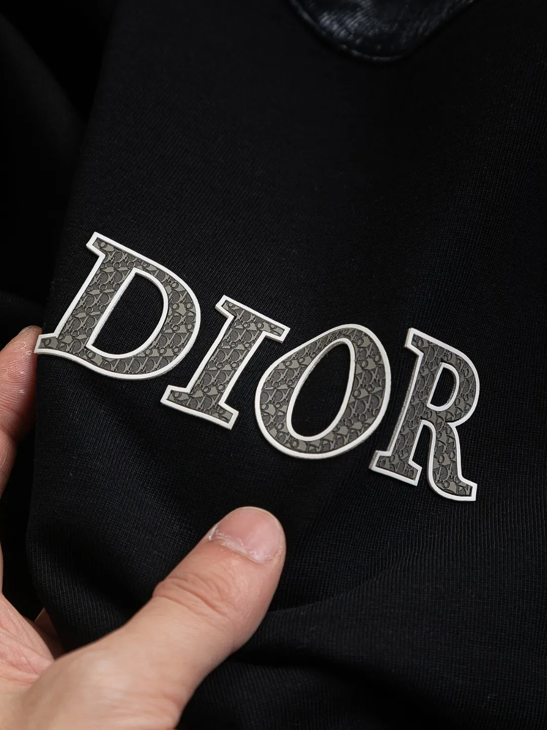 🅿️210 Dior Dior dior micro wide version CD micro wide version S-Xl 26ss will always be unbeatable, classic style, permanent boutique, timeless classic washed style at the counter, front and rear snake pattern CD letter logo🪡 embroidery, neckline, sleeve hem, washed heavy craftsmanship logo pattern, heavy craftsmanship, same style for men and women, short-sleeved T-shirt, cotton blended terry jersey fabric, original development This is from the 2025 beachwear limited series. The full-logo jacquard towel highlights the classic Obliave flower. It is matched with an S-shaped round neck and topstitching. It is unique. The whole body is decorated with obliqve jacquard. The ribbed round neck is matched with V-shaped topstitching. Customized accessories. The whole body is customized and developed according to the Y-panel... Complete with three standards, it can control various styles and pay tribute to Dior's historic year! Coupled with the blessing of full-flower cotton material, both the upper body comfort and the existence are unparalleled. It can be said to be a must-have companion in summer. The excellent breathability and comfortable wearing feeling are unparalleled~ Recommended! ! Same style for men and women! Color: Black White Size: S-XL Size chart: S: Shoulder width 55-Bust 56-Length 71.5 M: Shoulder width 56.5-Bust 58-Length 73 L: Shoulder width 58-Bust 60-Length 74.5 XL: Shoulder width 59.5-Bust 62-Length 76