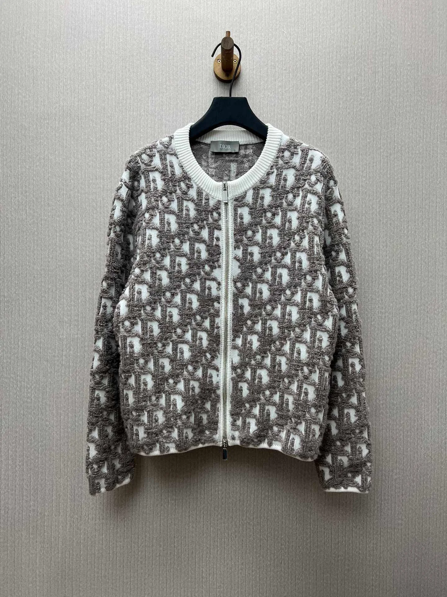 🅿️760 Dior 25ss new cardigan is a new product in the 2025 autumn men's wear series, decorated with classic Oblique prints. Crafted from white sheep's wool-blend jacquard, it has a raised Oblique print stitched in contrasting threads throughout. Wear it with coordinating tailoring for an elegant look or jeans for a more casual look. Size: XS.S.M.L.