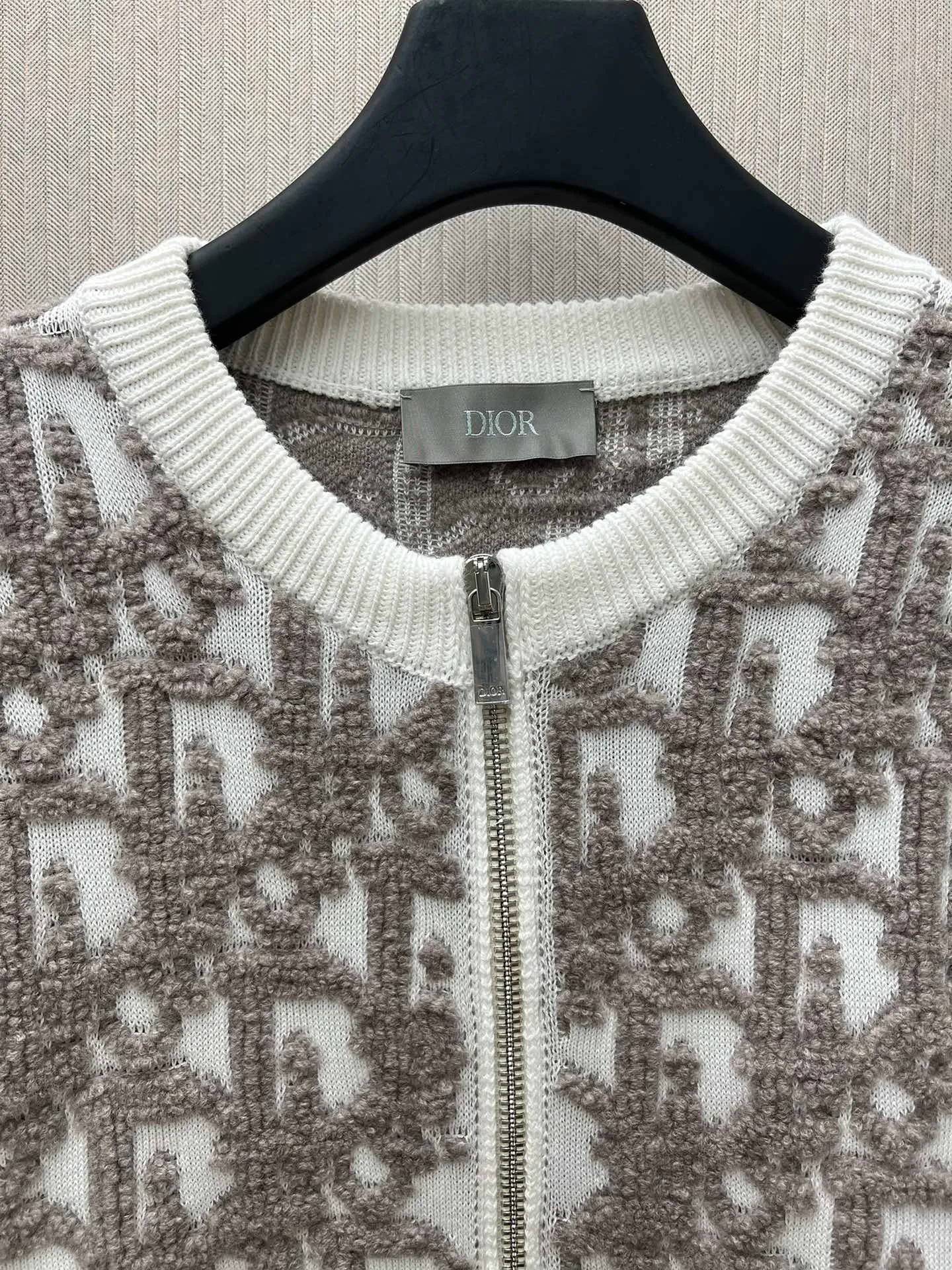 🅿️760 Dior 25ss new cardigan is a new product in the 2025 autumn men's wear series, decorated with classic Oblique prints. Crafted from white sheep's wool-blend jacquard, it has a raised Oblique print stitched in contrasting threads throughout. Wear it with coordinating tailoring for an elegant look or jeans for a more casual look. Size: XS.S.M.L.