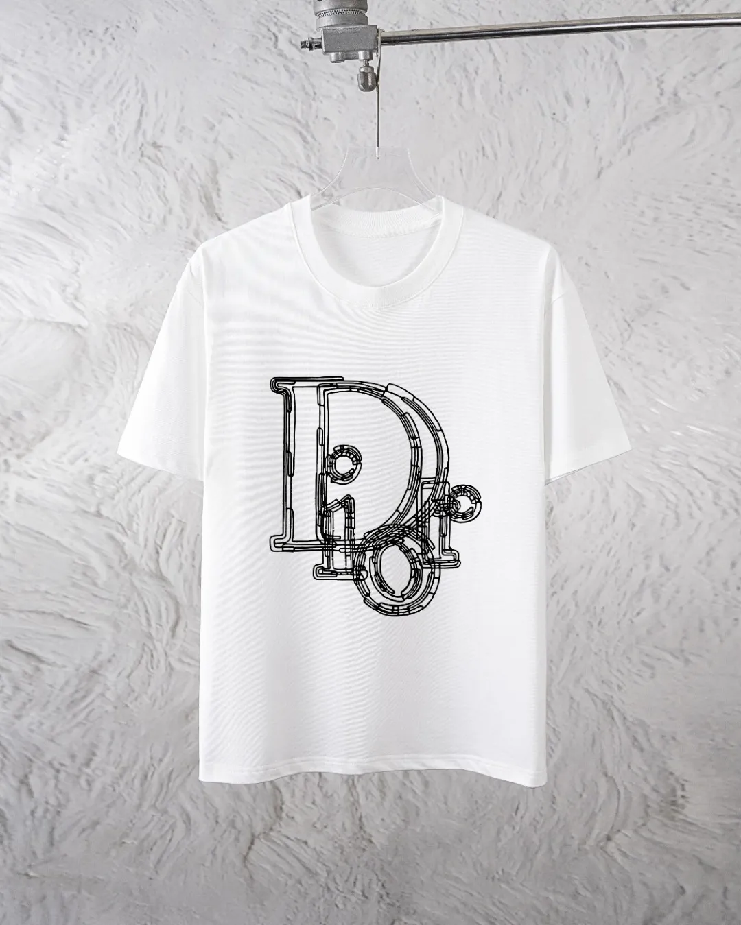 🅿️300 Dior Exclusively provides new trendy men’s fashionable round neck short-sleeved shorts suits, trendy and fashionable casual short-sleeved suits! It has high breathability and comfort, impeccable details, and brand element design concept, reflecting high quality. It presents a casual cut and the upper body shape is great! Material: 250g Xinjiang long-staple cotton short sleeves + 360g pure cotton terry shorts Size: S M L Due to manual measurement, there is a deviation of about 1-3CM in size.