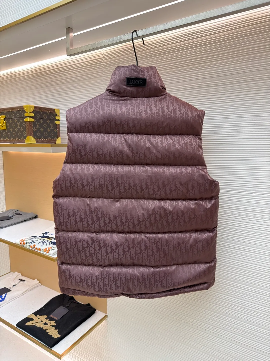 Dior oblique dark pattern old flower stand collar vest ●Original version: 22000 purchased and developed ●Item number: 1681838-B90 ●Fabric: down fabric ●Technology: full jacquard production ●Color: brown ●Version: fitted version ●Weight: about 690 grams ●Size: 46-48-50-52-54-56 ●Description: This is a down with ultra-complex craftsmanship. The customization cycle of the fabric is as long as 50 days. Based on the original fabric, laser jacquard makes the whole piece concave and convex, with a stronger three-dimensional effect and a more obvious 3D effect. This fabric has a good hand feel, and the dark pattern presbyopia on it is very low-key. The fabric shows a dark luster and is extremely waterproof! The real texture is more perfect, custom-woven high-density satin nylon material and dark jacquard weave, simple and refreshing, thick and fluffy, super three-proof fabric, waterproof, stain-proof and dust-proof! The all-over jacquard LOGO is a super high-end luxury grade, a handsome upper body and an absolutely eye-catching NO. Fully custom-woven jacquard LOGO technology fabric, high-density polyester fiber, a new type of heat-insulating and lightweight fabric, with a light texture, delicate and soft warmth and breathability, especially the LOGO jacquard produces different light and dark interweaving under different lights! The overall wiring is straight and delicate, the fabric is comfortable and soft, and the color is consistent without color difference. It can be matched with the same style to create a fashionable look and control various occasions. Customized accessories, complete with three standards, same style for men and women!