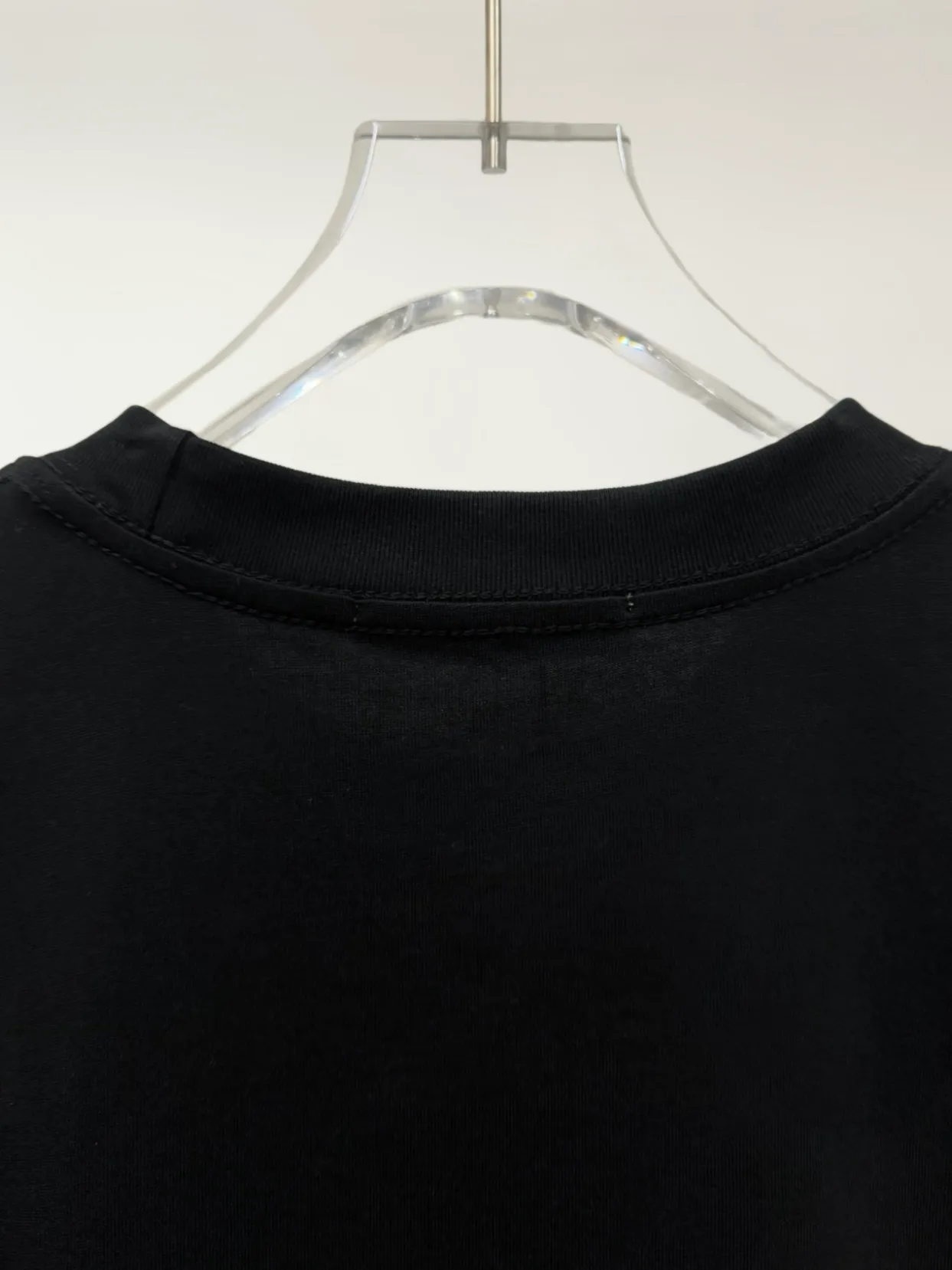 🅿️190 [Higher version] dior x stone island Dior x stone island joint embroidered short sleeves. The fabric is 32 counts, 280g, full of texture and soft to the touch. The process adopts imported machine embroidery technology. Advanced computer control system and precision mechanical components are used to realize the Dior Stone Island embroidery operation. High precision. The lines are smooth and delicate. The valley wave weaving process adjusts the knitting method of the front and rear continuous needle beds to create a horizontal convex effect on the surface of the knitted fabric. The fabric is washed and has a better hand feel. It is not easy to deform, shrink or fade. Maintain long-lasting beauty, complete with three standard styles for men and women. Color: black/white Size: S to xL