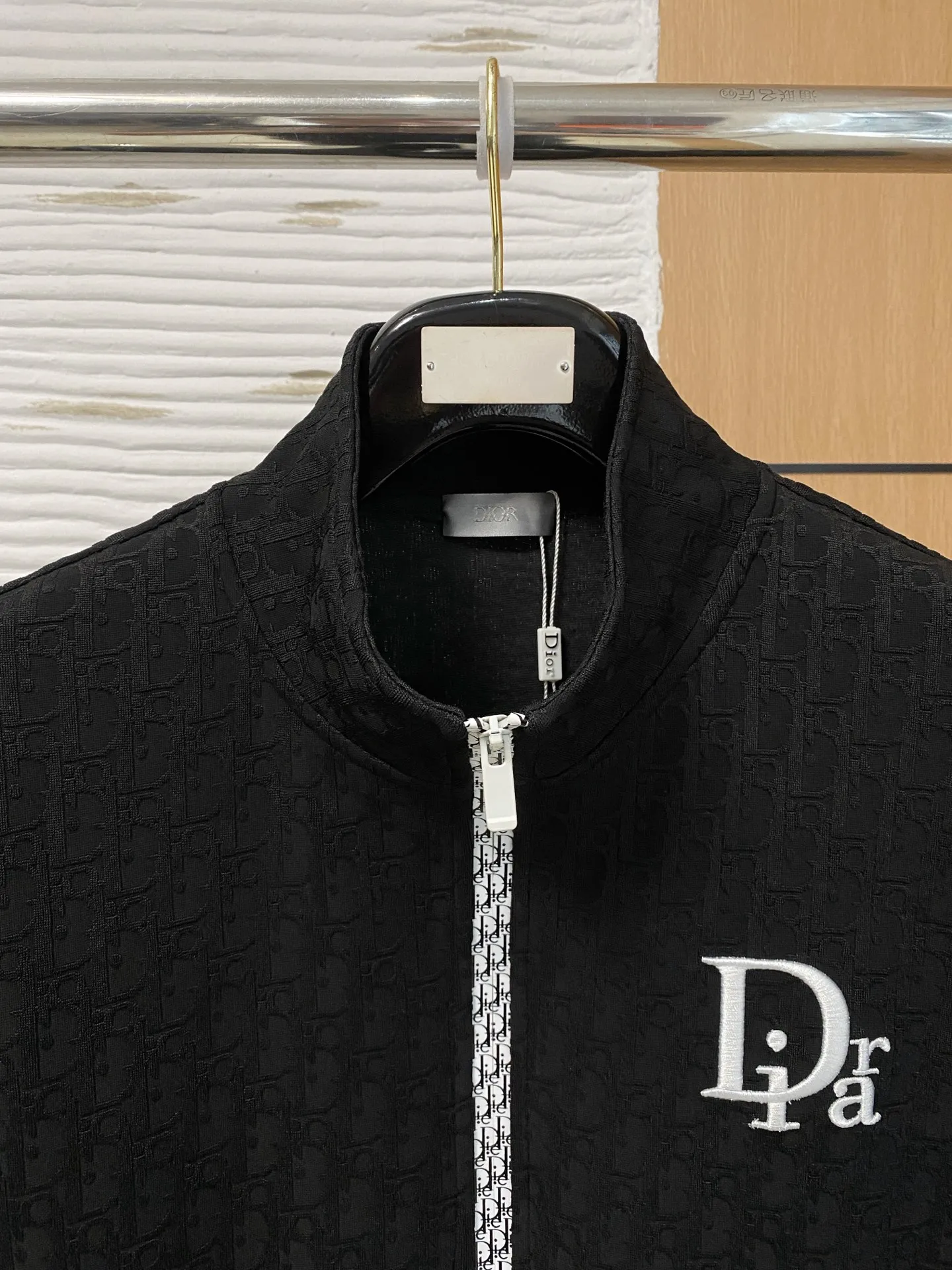 🅿️700 Dior hot-selling suit is coming. Focus on the original version of the official website. 2025 new hot-selling cardigan sweater suit. The original order is the best. 🇭🇰The meticulous work of top designers. It has a fitting and perfect upper body effect. All-natural high-quality Tencel Roman cotton 100%, close-fitting comfort, noble and elegant! Original hardware embodies elegance and nobility! Counter size: M-3XL (maximum wear to 190)