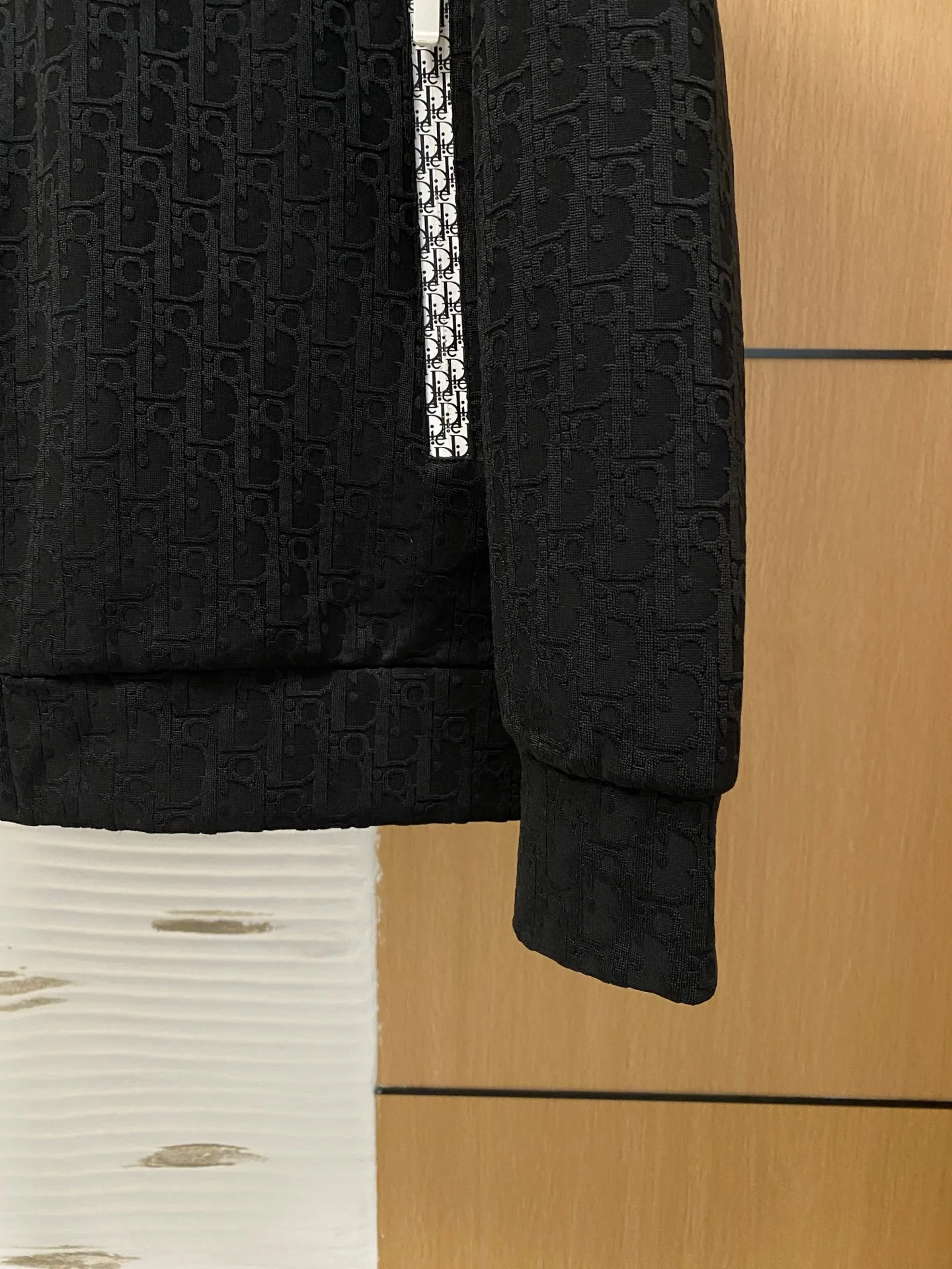 🅿️700 Dior hot-selling suit is coming. Focus on the original version of the official website. 2025 new hot-selling cardigan sweater suit. The original order is the best. 🇭🇰The meticulous work of top designers. It has a fitting and perfect upper body effect. All-natural high-quality Tencel Roman cotton 100%, close-fitting comfort, noble and elegant! Original hardware embodies elegance and nobility! Counter size: M-3XL (maximum wear to 190)