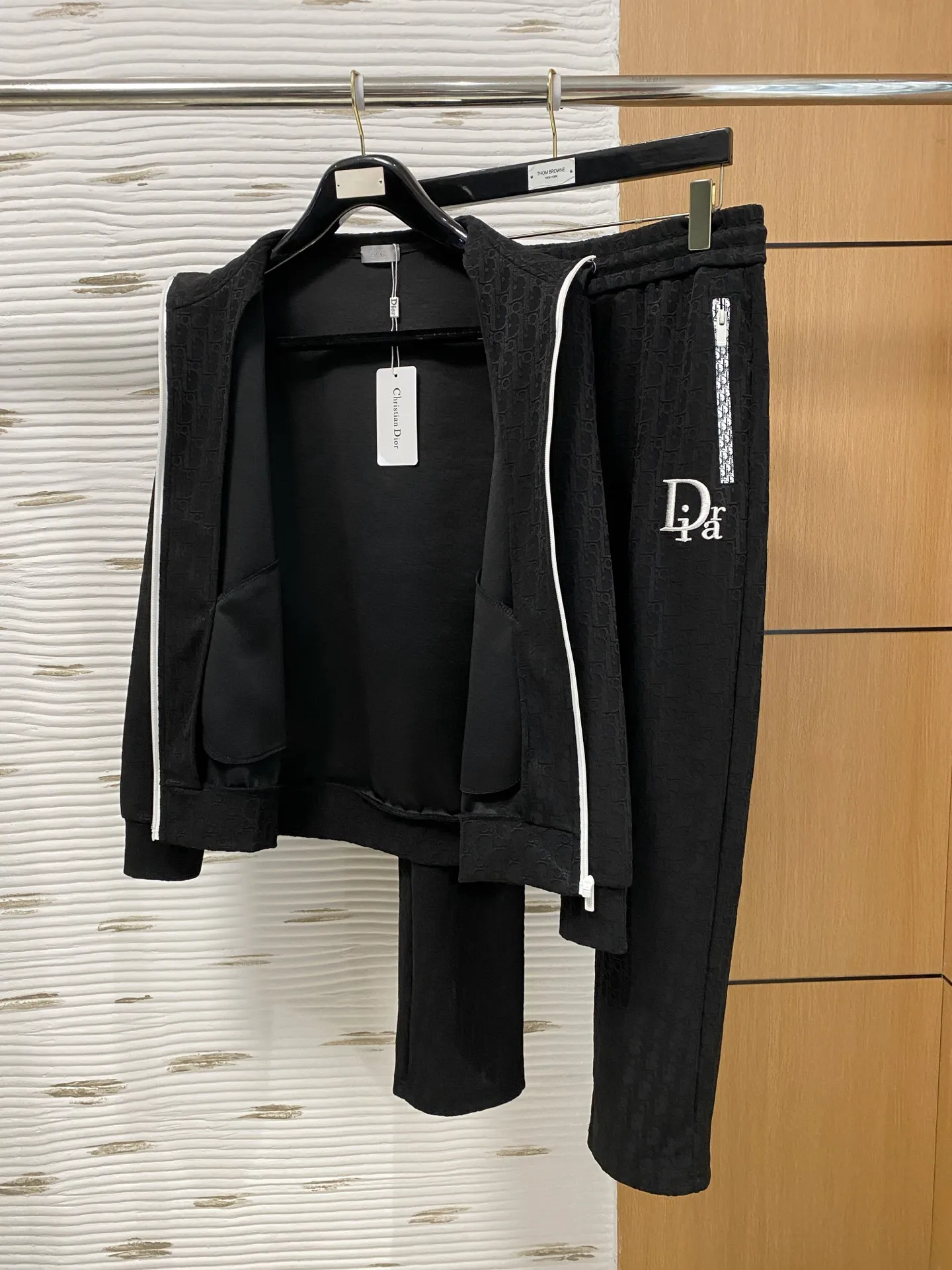 🅿️700 Dior hot-selling suit is coming. Focus on the original version of the official website. 2025 new hot-selling cardigan sweater suit. The original order is the best. 🇭🇰The meticulous work of top designers. It has a fitting and perfect upper body effect. All-natural high-quality Tencel Roman cotton 100%, close-fitting comfort, noble and elegant! Original hardware embodies elegance and nobility! Counter size: M-3XL (maximum wear to 190)