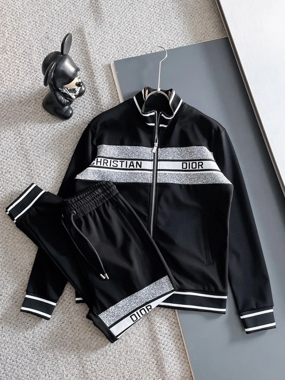 🅿️720 Dior hot-selling suit is coming. Focus on the original version of the official website. 2025 new hot-selling cardigan suit. The original order is the best. 🇭🇰The meticulous work of top designers. It has a fitting and perfect upper body effect. All-natural high-quality Tencel Roman cotton 100%, close-fitting comfort, noble and elegant! Original hardware embodies elegance and nobility! Counter size: M-3XL (maximum wear up to 190 pounds)