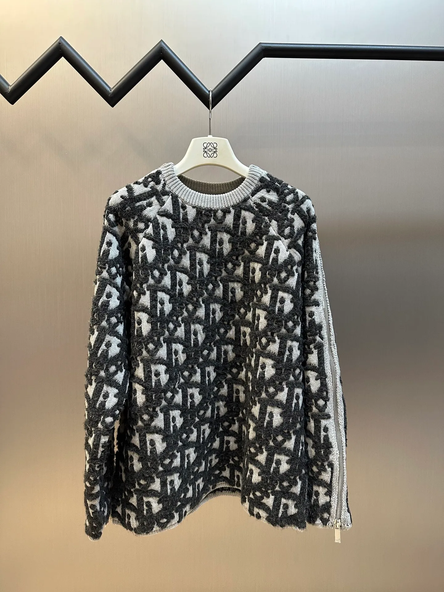 🅿️680 Dior Jay Chou matching jacquard sweater, double-sided jacquard zipper knitting, made of white sheep wool blended fabric. Ribbed round neck double zipper opening and closing design, the entire weaving method is imported machines, the side zippers are hand-sewn, versatile and fashionable size: xs s m l