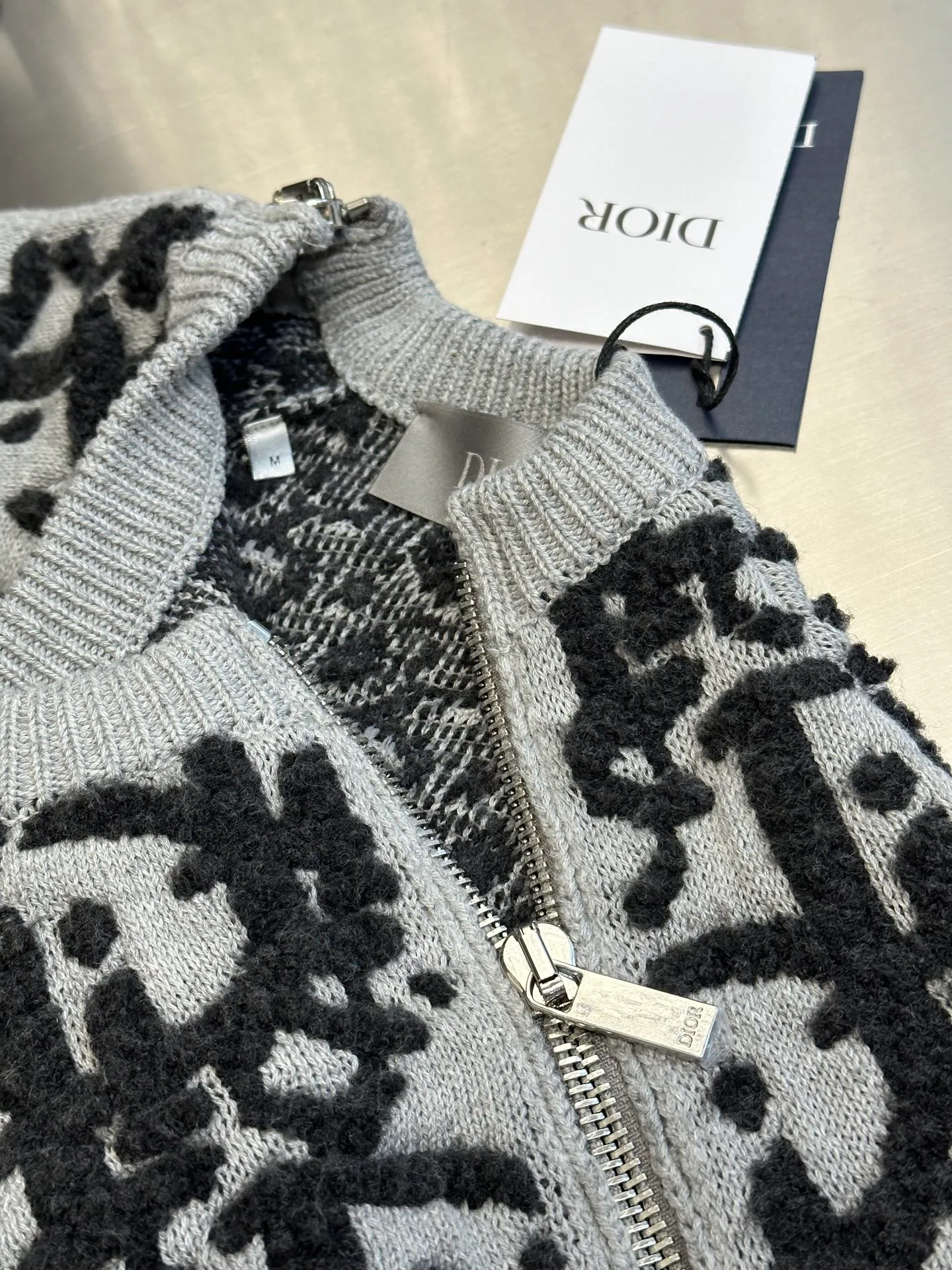 🅿️680 Dior Jay Chou matching jacquard sweater, double-sided jacquard zipper knitting, made of white sheep wool blended fabric. Ribbed round neck double zipper opening and closing design, the entire weaving method is imported machines, the side zippers are hand-sewn, versatile and fashionable size: xs s m l