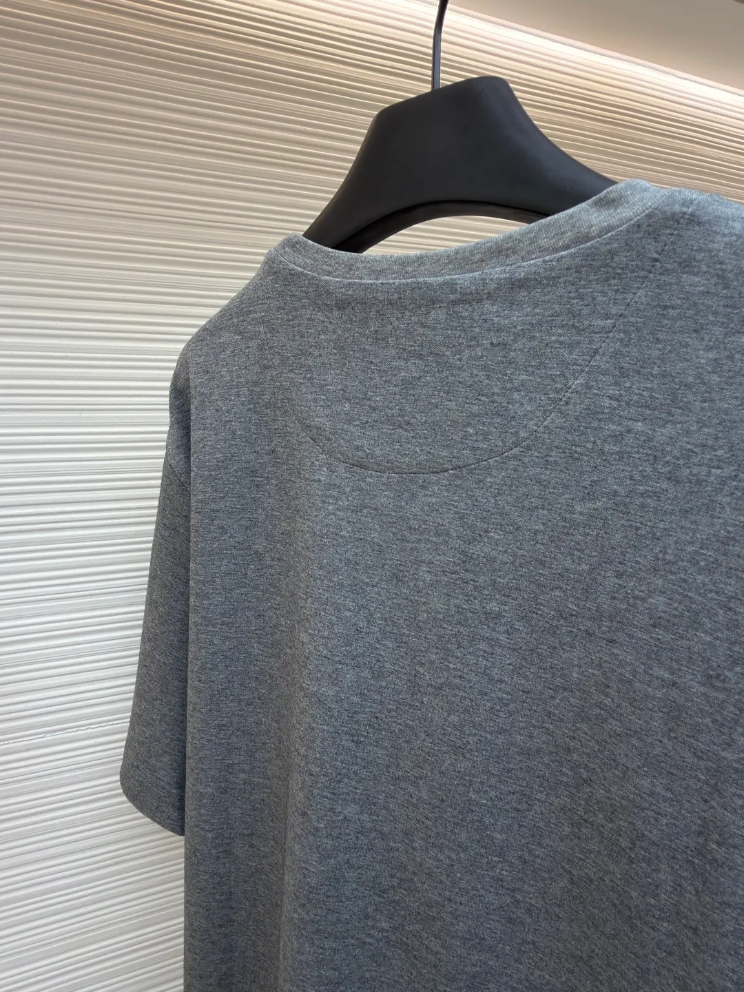 Prada chest triangle logo short sleeves ●Original version: 8000 purchase and development ●Item number: 1682413-A00 ●Fabric: cotton fabric ●Technology: infrared positioning production ●Color: gray ●Version: fitted version ●Weight: about 310 grams ●Size: S-M-L-XL ●Description: Customized mercerized hydrogen and oxygen liquid ammonia double-sided satin, breathable and refreshing, comfortable and skin-friendly. The iconic Prada triangle logo embellishes the chest to highlight the brand charm The unique design of splicing the triangle area of the neckline creates a full sense of layering. It shocks your vision with a minimalist design and highlights luxury in a low-key manner. The infrared positioning of the "Prada triangle mark" is made using an imported special machine to make the position more precise and firm. Manual point splicing of the triangular area is carried out with the triangular fabric through precise point selection to ensure that the triangular area is uniformly positioned. The fabrics have been washed and have a better hand feel and texture. It is not easy to deform, shrink or fade, and maintains long-term beauty. The overall wiring is straight and delicate, the fabric is comfortable and soft, and the color is consistent without color difference. It can be matched with the same style to create a fashionable look and control various occasions. Customized accessories, complete with three standards, same style for men and women!