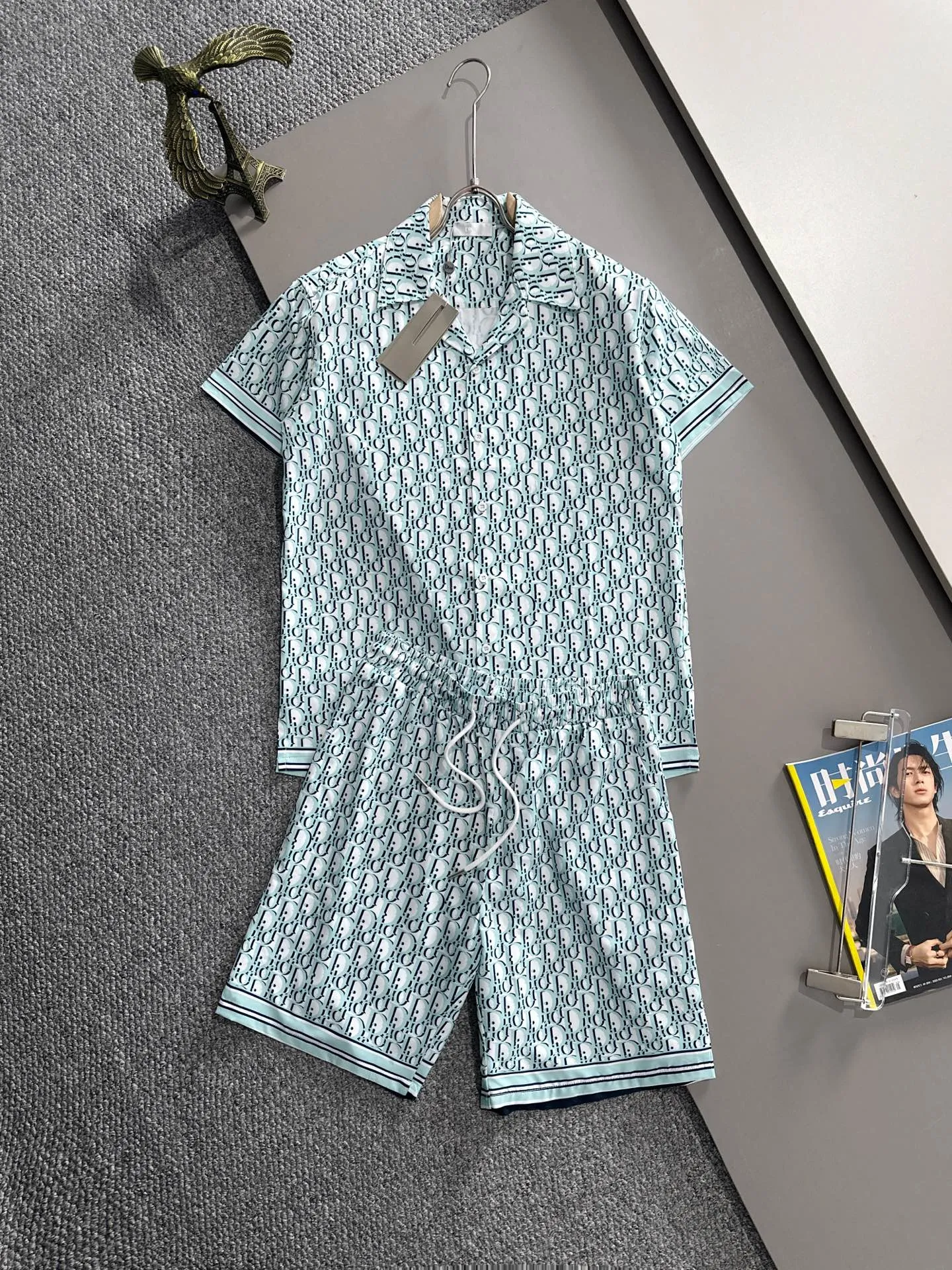 🅿️400 Dior 2025 summer classic LOGO design full-print suit, light and thin cotton full-body digital printing, made of high-quality polyester fiber fabrics, pants with breathable mesh lining, carefully created standard version, can be matched separately with clothes, versatile style for leisure time! The classic logo on the whole body is very eye-catching, showing a sense of luxury and style, becoming a classic and mainstream style that never goes out of style and is elegant! Extremely handsome, classic and heroic. Same style for men and women. Size: M-3XL (Please note your height and weight when placing an order)