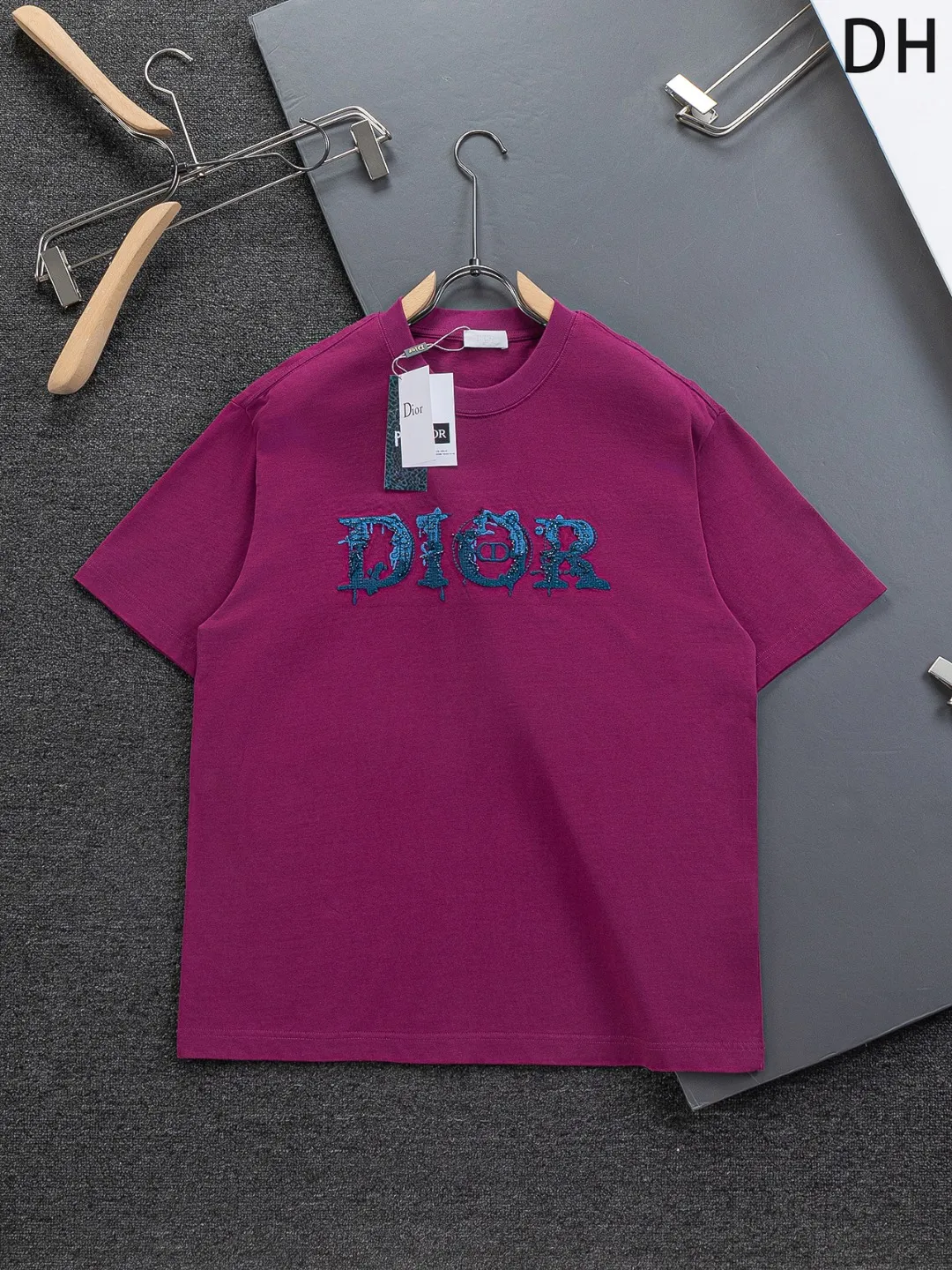 🅿️210 DIOR Dior Dior CD micro wide version S-XL Dior 26ss official website is always unbeatable classic style permanent boutique counter eternal co-branded floral letter patch on the chest 🪡 embroidery + velvet simple letters large logo on the back 🪡 embroidered logo heavy craftsmanship same style short-sleeved T-shirt, cotton blended terry jersey fabric, original development This is from the 2025 beachwear limited series. The full-logo jacquard towel highlights the classic Obliave flower. It is matched with an S-shaped round neck and topstitching. It is unique. The whole body is decorated with obliqve jacquard. The ribbed round neck is matched with V-shaped topstitching. Customized accessories. The whole body is customized and developed according to the Y-panel... Complete with three standards, it can control various styles and pay tribute to Dior's historic year! Coupled with the blessing of full-flower cotton material, both the upper body comfort and the existence are unparalleled. It can be said to be a must-have companion in summer. The excellent breathability and comfortable wearing feeling are unparalleled~ Recommended! ! Same style for men and women! Color: Black White Blue Purple Size: S-XL Size chart: S: Shoulder width 50-Bust 56-Length 70 M: Shoulder width 52-Bust 57-Length 72 L: Shoulder width 54-Bust 59-Length 74 XL: Shoulder width 56-Bust 62-Length 76