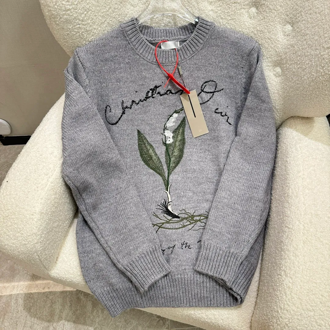 🅿️380 🀄️ DIOR Dio 2024 new autumn and winter new handmade shirt is decorated with exquisite lily of the valley flower embroidery, embellished with handwritten style Cistian logo and Lily of the Valley words to pay tribute to the beauty of plants. It is carefully made of gray blended plain handmade fabric with ribbed round neck, hem and cuffs. Special wool blended pilling yarn has a ball-by-ball effect. The color of light floral gray requires dyed yarn and the softness of the wool must be achieved. The yarn production period is 1 month. The embroidery is made of 12 colors. Real 10,000-needle embroidery. The full three-dimensionality is visible to the naked eye. In addition, the unique chain embroidery, flat embroidery and hollow embroidery are combined with multiple techniques to show the classic charm. It can be paired with jeans to create an everyday look or with trousers to create a more formal look. Cistian lily of the valley embroidered ribbed round neck, cuffs and hem