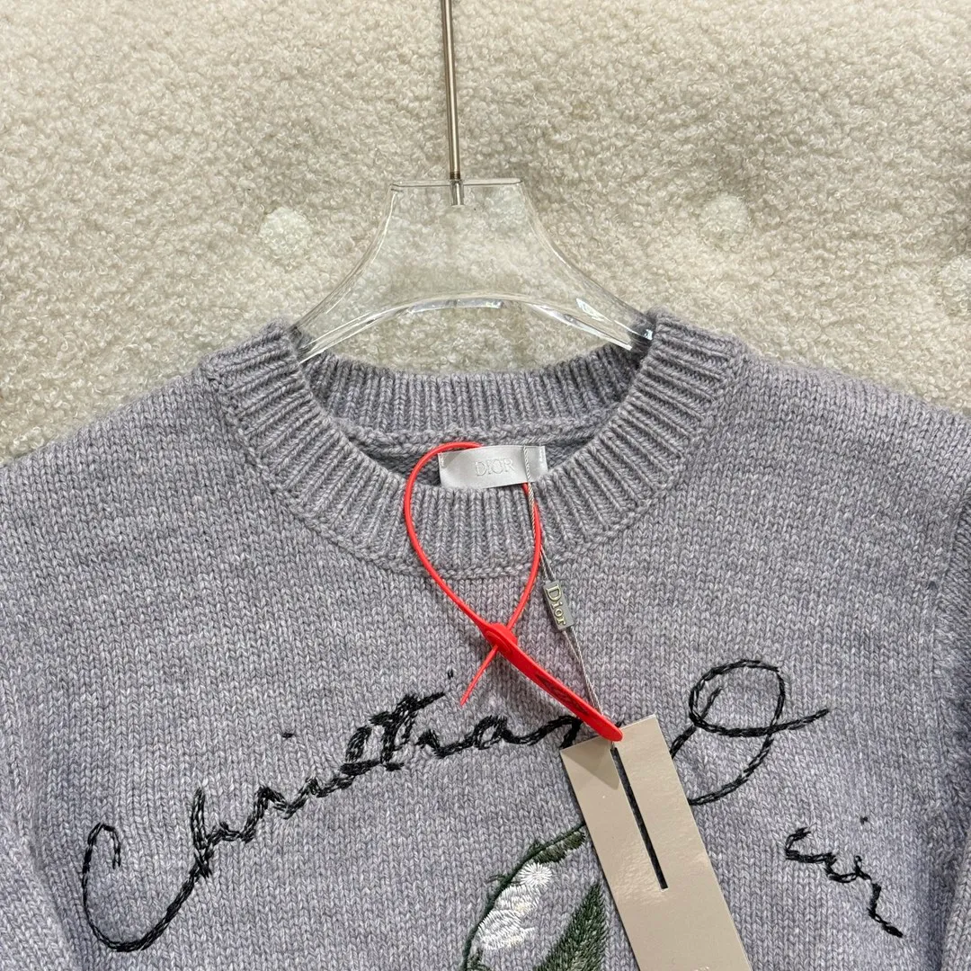 🅿️380 🀄️ DIOR Dio 2024 new autumn and winter new handmade shirt is decorated with exquisite lily of the valley flower embroidery, embellished with handwritten style Cistian logo and Lily of the Valley words to pay tribute to the beauty of plants. It is carefully made of gray blended plain handmade fabric with ribbed round neck, hem and cuffs. Special wool blended pilling yarn has a ball-by-ball effect. The color of light floral gray requires dyed yarn and the softness of the wool must be achieved. The yarn production period is 1 month. The embroidery is made of 12 colors. Real 10,000-needle embroidery. The full three-dimensionality is visible to the naked eye. In addition, the unique chain embroidery, flat embroidery and hollow embroidery are combined with multiple techniques to show the classic charm. It can be paired with jeans to create an everyday look or with trousers to create a more formal look. Cistian lily of the valley embroidered ribbed round neck, cuffs and hem