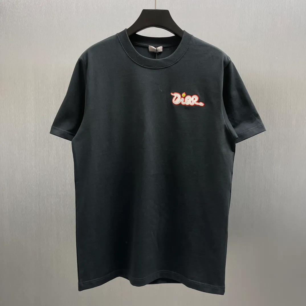 🅿️250 🧧CD pink snake small embroidery T Size: S-XL This T-shirt is from the DIOR AND KAWS limited series. Crafted from black cotton jersey and decorated with DIOR AND KAWS embroidery, the Dior logo is reinterpreted as a colorful snake. Wear it with the limited-edition trousers for a sophisticated look.