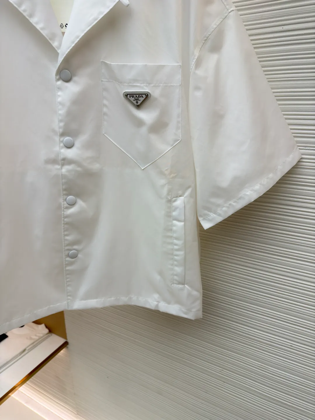 Prada triangle logo short-sleeved shirt ●Original version: Purchased and developed for 11700 ●Item number: 1682390-A50 ●Fabric: Regenerated nylon fabric ●Technology: Positioning cutting machine production ●Color: white ●Version: Fitted version ●Weight: about 275 grams ●Size: S-M-L-XL ●Description: Customized regenerated nylon yarn fabric, smooth and delicate, comfortable and close to the skin, a touch of simple white, as pure as ever, elegant and self-evident The iconic triangle logo embellishes the chest, highlighting the elegance and nobility of the brand. The distinctive bowling shirt-style collar meets precision snap buttons, a two-way deconstruction of elegance and power, using deconstruction to redefine the rational romance of modern men's clothing. The infrared positioning of the "Prada triangle mark" by an imported special machine is more accurate. It is firm and strong, and the three-dimensional cutting of the human body returns to the traditional craftsmanship through segmentation, folding, shrinking and stretching. The so-called slow work produces fine work, which is the respect for the material and the pursuit of hand feel. The workmanship is complex and tedious, slow in time and high in loss. The use of side-turning and embedded stitching stitching technology can provide high-quality stitching results that are smooth and neat. The overall wiring is straight and delicate, the fabric is comfortable and soft, and the color is consistent without color difference. It can be matched with the same style to create a fashionable look and control various occasions. Customized accessories, complete with three standards, same style for men and women!
