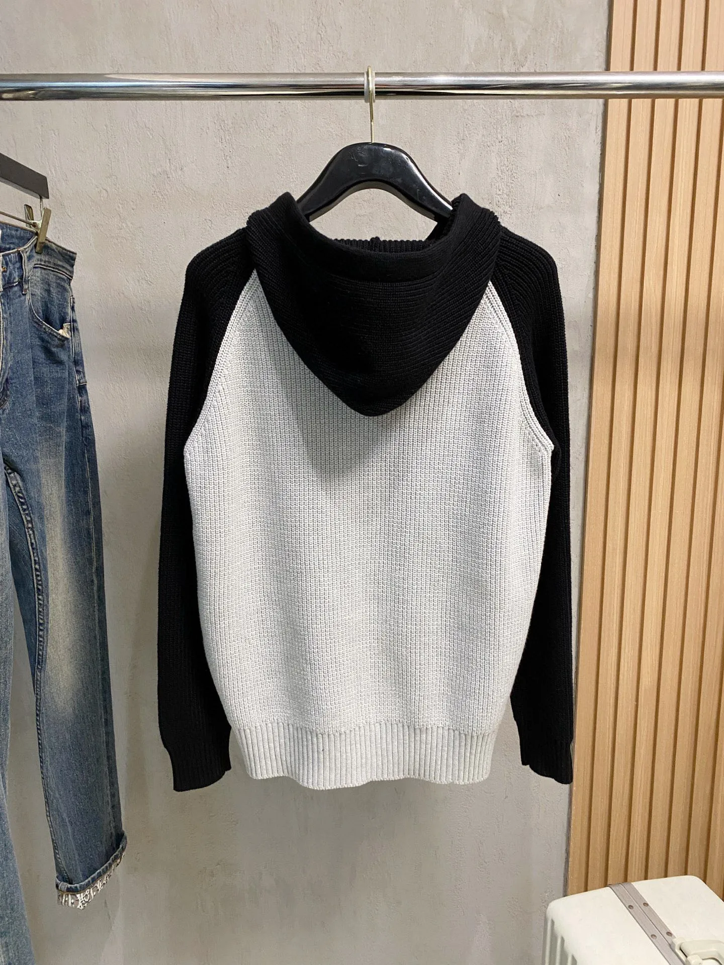 🅿️560 【DIOR】Autumn and winter classic cardigan sweater, in full condition! ! ! Wool blended fabric, the latest model in 2025, golden ratio! ! Slim-fitting soft gold, versatile and practical item, the combination and practicality are extremely powerful, simple and elegant, and classy! To create your own style, it is highly recommended to buy it in two colors. The standard slim fit tailoring process is suitable for both young and old men. It is knitted from wool and will not cause any discomfort! While keeping warm, it is stylish, textured and wearable, and the classic logo with contrasting colors on the chest feels in place! ! Recommended for regular customers! ! Size M-3XL (maximum wear: 190 pounds)