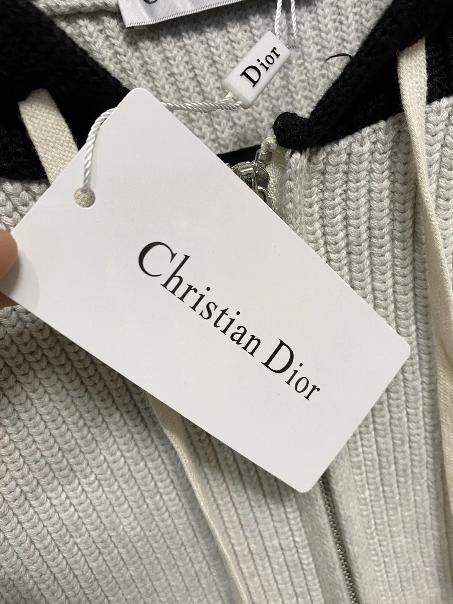 🅿️560 【DIOR】Autumn and winter classic cardigan sweater, in full condition! ! ! Wool blended fabric, the latest model in 2025, golden ratio! ! Slim-fitting soft gold, versatile and practical item, the combination and practicality are extremely powerful, simple and elegant, and classy! To create your own style, it is highly recommended to buy it in two colors. The standard slim fit tailoring process is suitable for both young and old men. It is knitted from wool and will not cause any discomfort! While keeping warm, it is stylish, textured and wearable, and the classic logo with contrasting colors on the chest feels in place! ! Recommended for regular customers! ! Size M-3XL (maximum wear: 190 pounds)