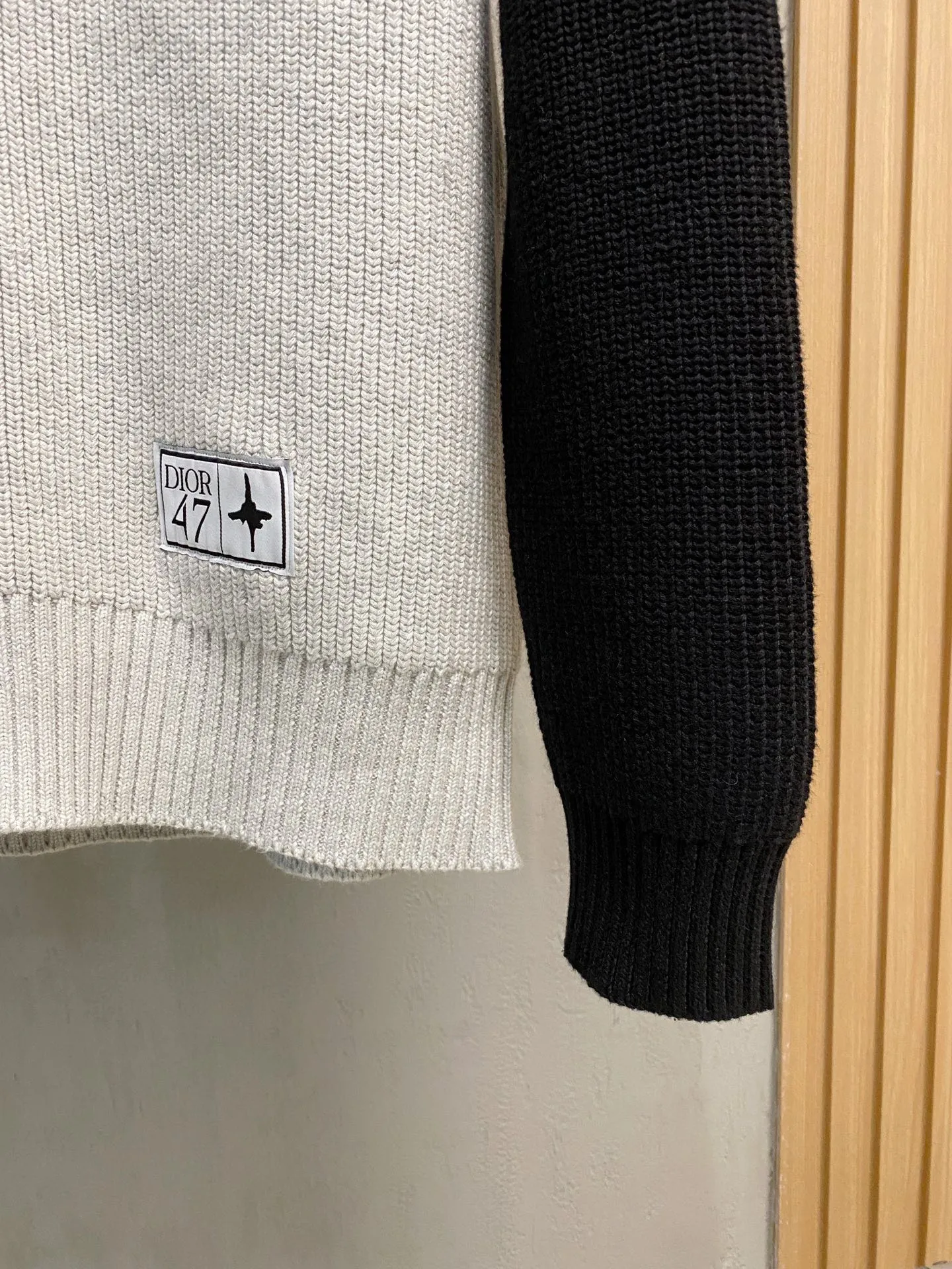 🅿️560 【DIOR】Autumn and winter classic cardigan sweater, in full condition! ! ! Wool blended fabric, the latest model in 2025, golden ratio! ! Slim-fitting soft gold, versatile and practical item, the combination and practicality are extremely powerful, simple and elegant, and classy! To create your own style, it is highly recommended to buy it in two colors. The standard slim fit tailoring process is suitable for both young and old men. It is knitted from wool and will not cause any discomfort! While keeping warm, it is stylish, textured and wearable, and the classic logo with contrasting colors on the chest feels in place! ! Recommended for regular customers! ! Size M-3XL (maximum wear: 190 pounds)