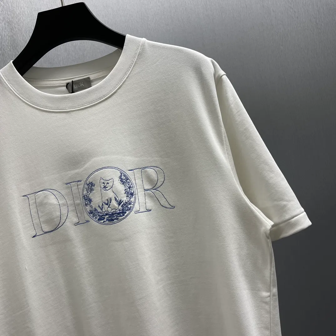 🅿️250 CD Floral Cat🐱Short Sleeve Size: S-XL This "shirt displays the logo from this season's DIOR AND HYLTON NEL joint series. It is carefully made of white cotton jersey fabric and has a classic silhouette with a ribbed crew neck and embroidery on the chest to enhance the style. Casual cut, can be paired with sports pants or jeans.