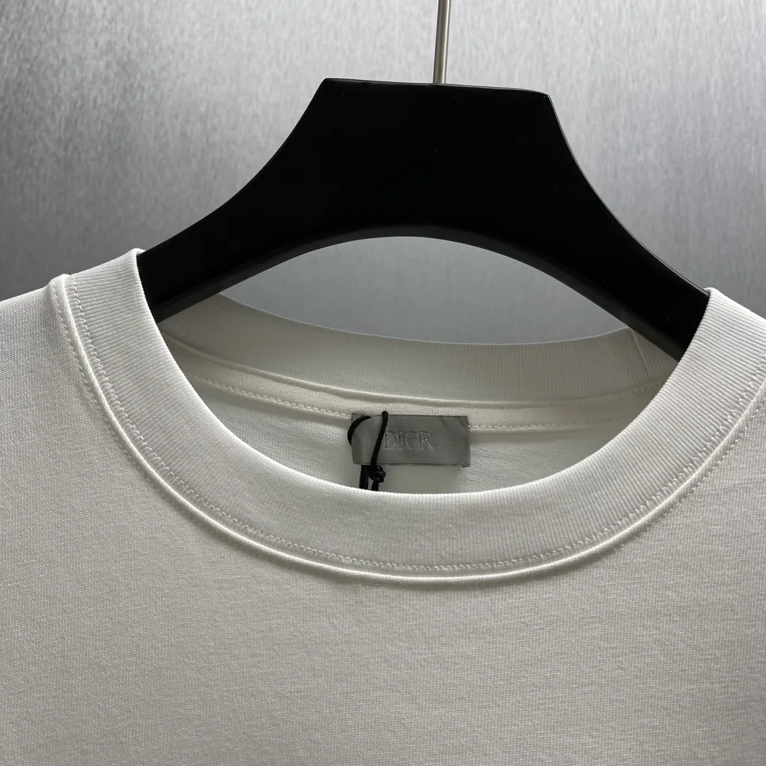 🅿️250 CD Floral Cat🐱Short Sleeve Size: S-XL This "shirt displays the logo from this season's DIOR AND HYLTON NEL joint series. It is carefully made of white cotton jersey fabric and has a classic silhouette with a ribbed crew neck and embroidery on the chest to enhance the style. Casual cut, can be paired with sports pants or jeans.