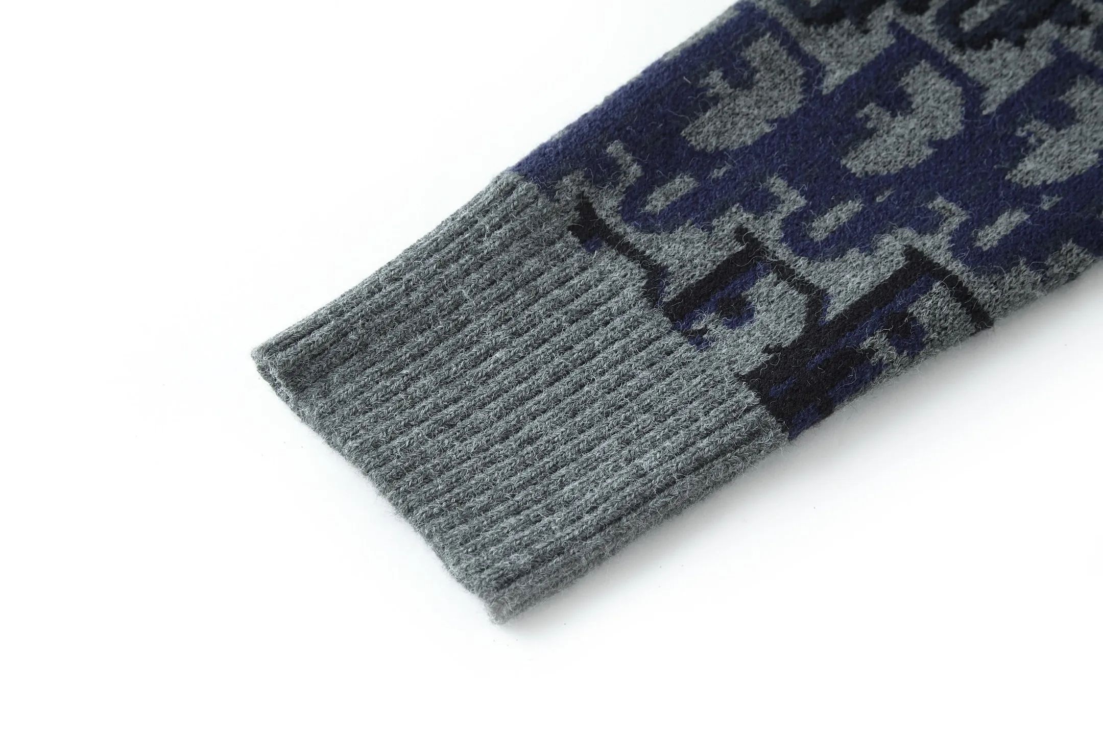 🅿️440 CD 26SS Oblique all-over jacquard crew neck sweater (grey). The original version was purchased for 15,000 and developed. The fabric is made of 55% merino wool and 45% cotton yarn. This fabric is soft on the upper body, not close to the body, and is very comfortable to wear both outside and inside. The 7-needle machine mouth is used for jacquard craftsmanship, and each color is aligned and dyed on the board. Garment washing - removes wool impurities - fixes the fit - adds hand feel. This sweater is new to the Spring 2026 men's collection and highlights Dior's classic Oblique print. Crafted from blue sheep's wool with multi-color accents throughout. The bold Oblique print features a ribbed crew neck, cuffs and hem. The all-over pattern reflects Dior's elegance, and the colorful graphic style can enhance any outfit. Trimmed with multi-color Oblique printed ribbed crew neck, cuffs and hem 100% sheep wool throughout. Size:S-M-L-XL