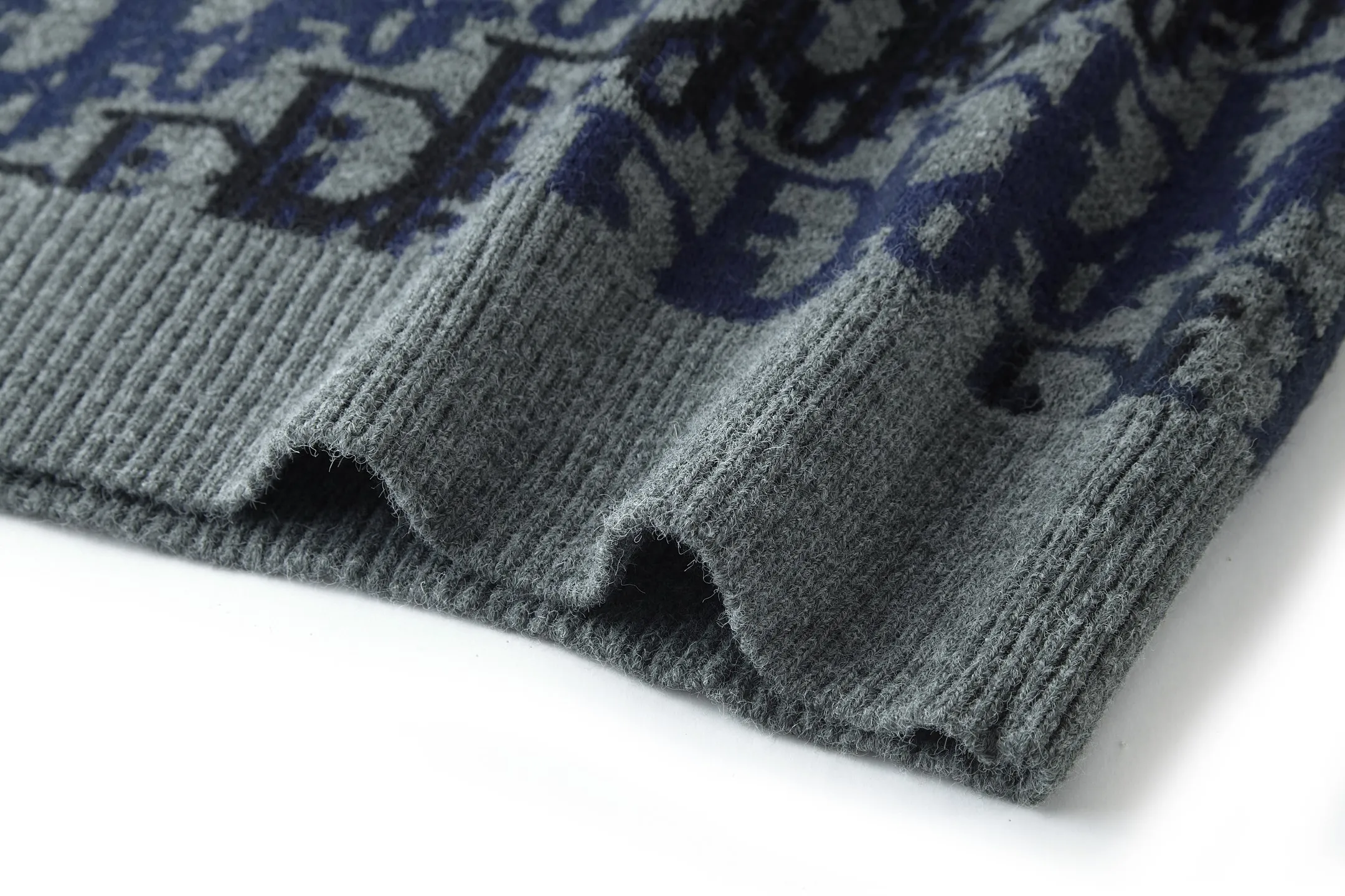 🅿️440 CD 26SS Oblique all-over jacquard crew neck sweater (grey). The original version was purchased for 15,000 and developed. The fabric is made of 55% merino wool and 45% cotton yarn. This fabric is soft on the upper body, not close to the body, and is very comfortable to wear both outside and inside. The 7-needle machine mouth is used for jacquard craftsmanship, and each color is aligned and dyed on the board. Garment washing - removes wool impurities - fixes the fit - adds hand feel. This sweater is new to the Spring 2026 men's collection and highlights Dior's classic Oblique print. Crafted from blue sheep's wool with multi-color accents throughout. The bold Oblique print features a ribbed crew neck, cuffs and hem. The all-over pattern reflects Dior's elegance, and the colorful graphic style can enhance any outfit. Trimmed with multi-color Oblique printed ribbed crew neck, cuffs and hem 100% sheep wool throughout. Size:S-M-L-XL
