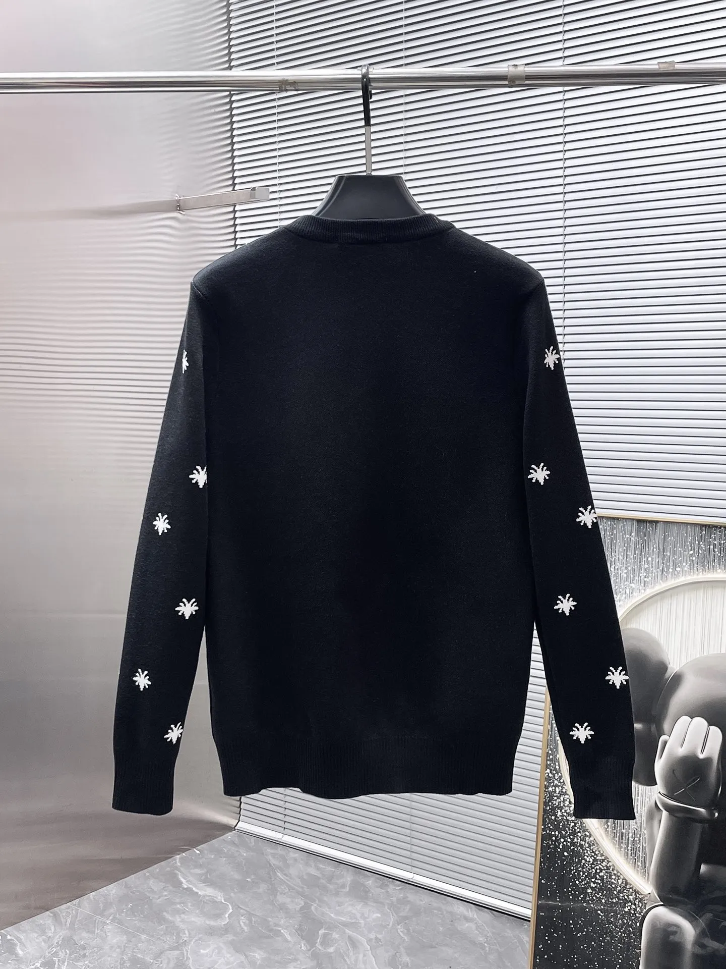 🅿️440 Dior 2025ss new wool blended round neck long-sleeved sweater cardigan bottoming sweater, high-end version! The custom-made fabrics at the counter are highly breathable and comfortable, with impeccable details and brand element design concepts, reflecting high quality. It feels delicate and soft! It presents a casual cut and the upper body shape is great! 🐉Code size: M-3XL