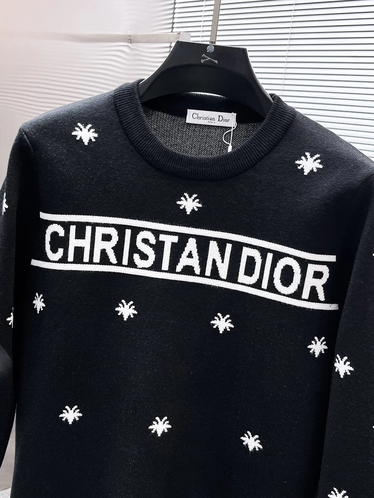 🅿️440 Dior 2025ss new wool blended round neck long-sleeved sweater cardigan bottoming sweater, high-end version! The custom-made fabrics at the counter are highly breathable and comfortable, with impeccable details and brand element design concepts, reflecting high quality. It feels delicate and soft! It presents a casual cut and the upper body shape is great! 🐉Code size: M-3XL