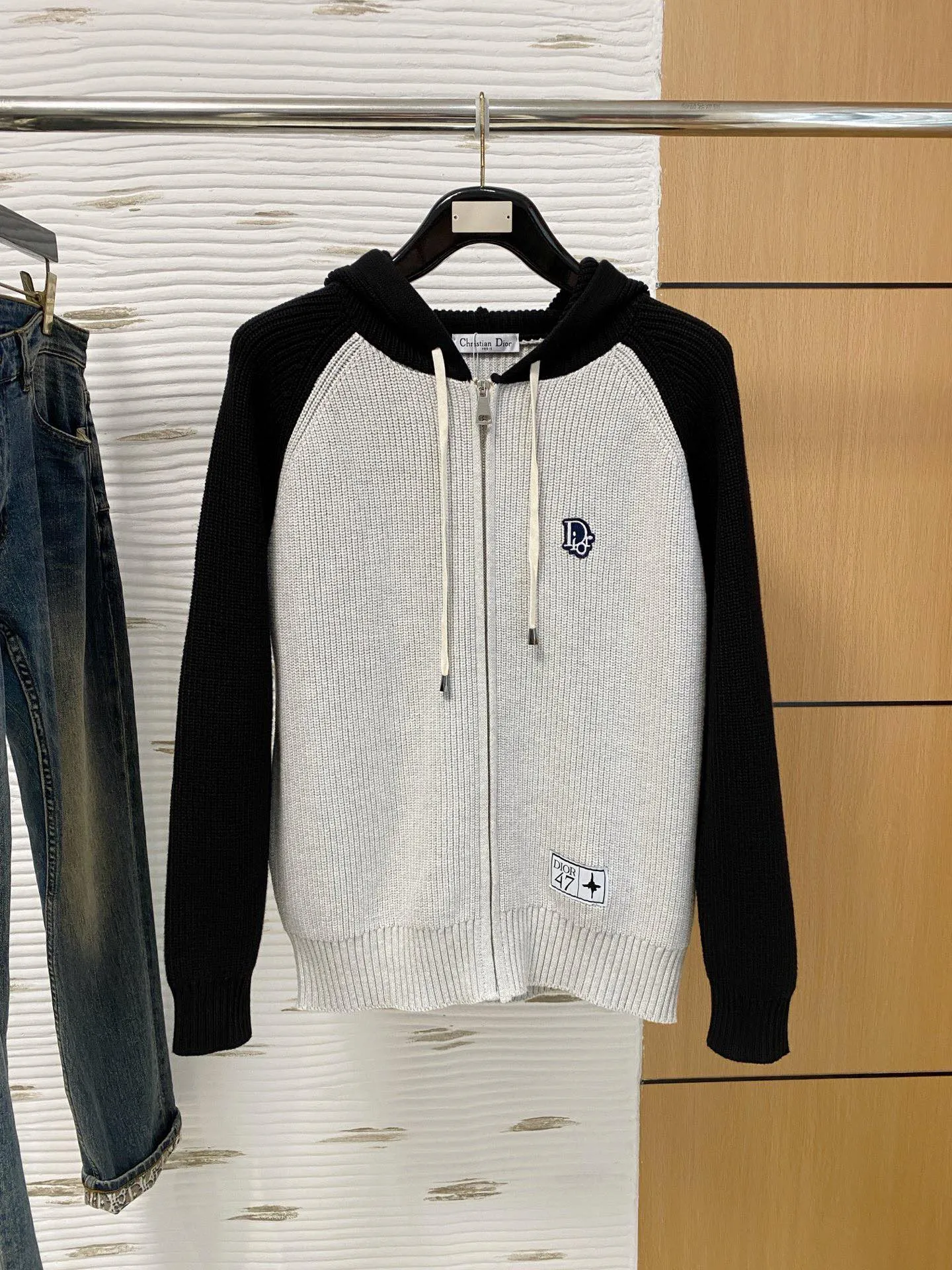 🅿️540 【DIOr】Autumn and winter classic cardigan sweater, in full condition! ! ! Wool blended fabric, the latest model in 2025, golden ratio! ! Slim-fitting soft gold, versatile and practical item, the combination and practicality are extremely powerful, simple and elegant, and classy! To create your own style, it is highly recommended to buy it in two colors. The standard slim fit tailoring process is suitable for both young and old men. It is knitted from wool and will not cause any discomfort! While keeping warm, it is stylish, textured and wearable, and the classic logo with contrasting colors on the chest feels in place! ! Recommended for regular customers! ! Size M-3XL (maximum wear: 190 pounds)